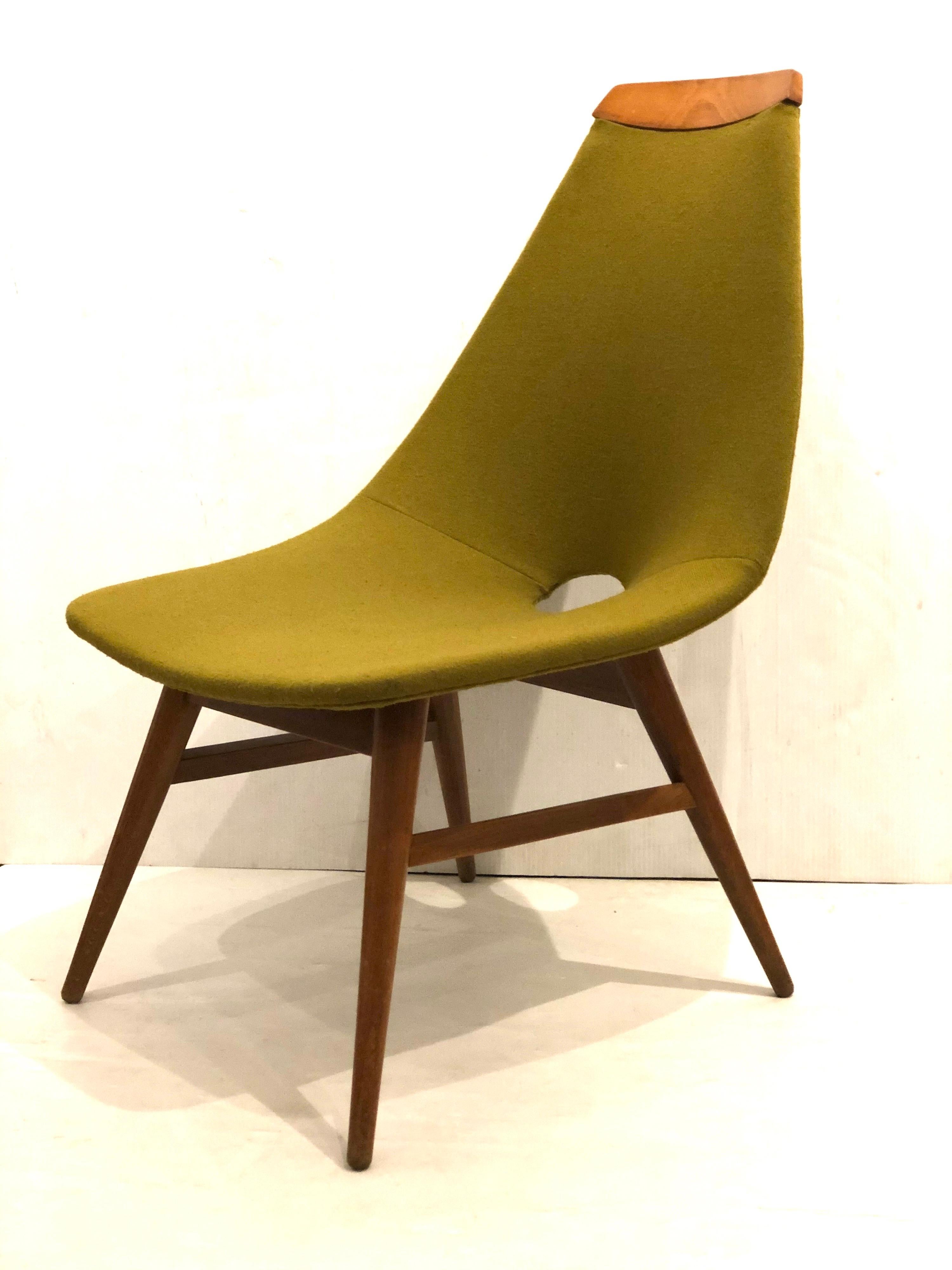 Burian Judit, Hungarian origin interior designer was inspired by the Scandinavian design of the 1950s. She designed the Erika chairs in 1959. A very elegant and comfortable petit model. The ashwood frame and the original green colored fabric.
 