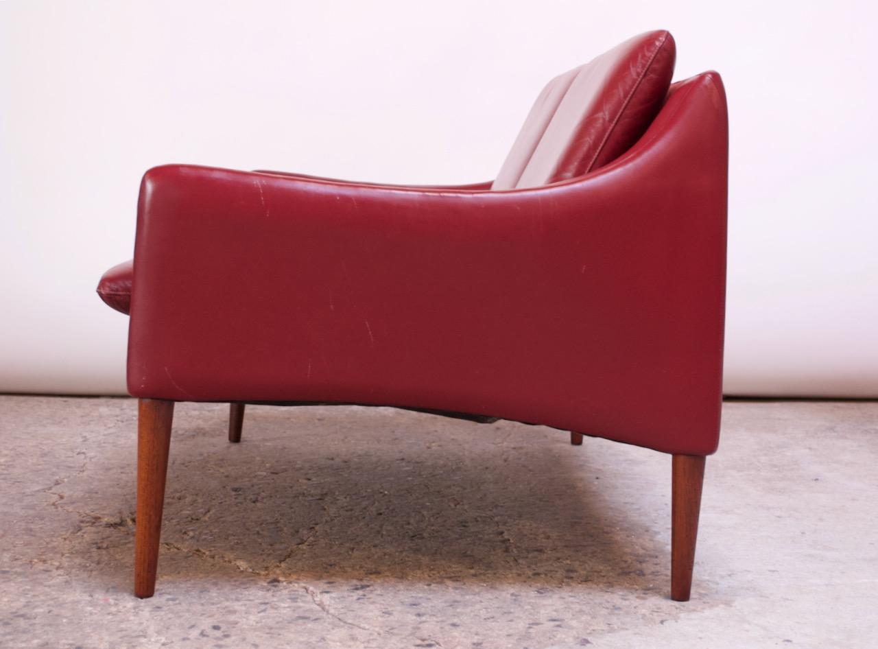 Danish Modern Cranberry Leather Settee by Hans Olsen In Good Condition For Sale In Brooklyn, NY