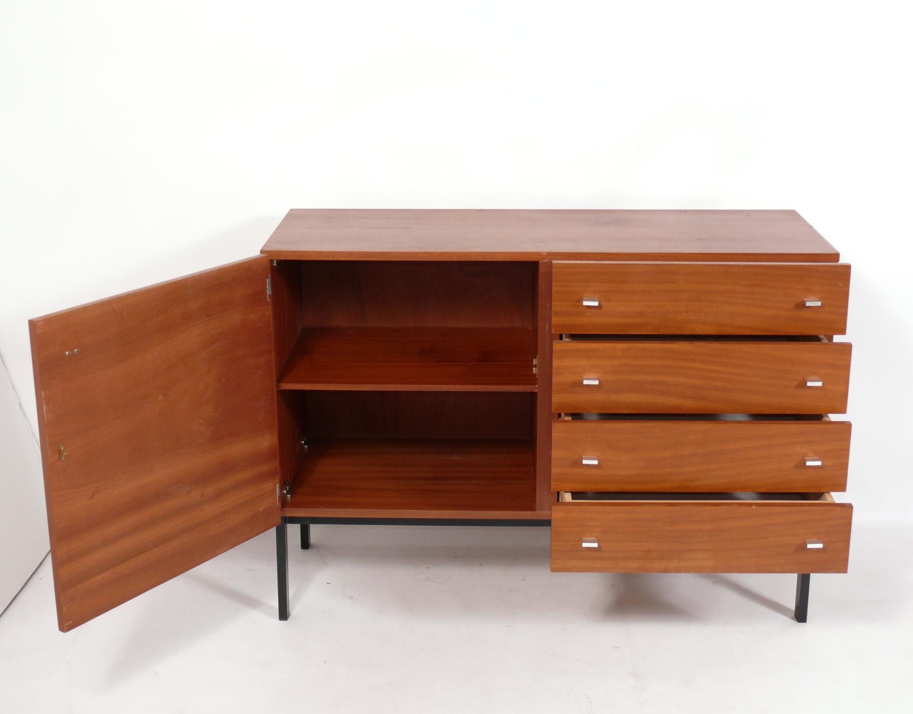Dänische moderne Kommode, Dänemark, ca. 1960er Jahre. Dieses Möbelstück hat eine vielseitige Größe und kann als Kredenz, Schrank, Server oder Bar in einem Wohnbereich oder als Kommode in einem Schlafzimmer verwendet werden. Er bietet viel Stauraum