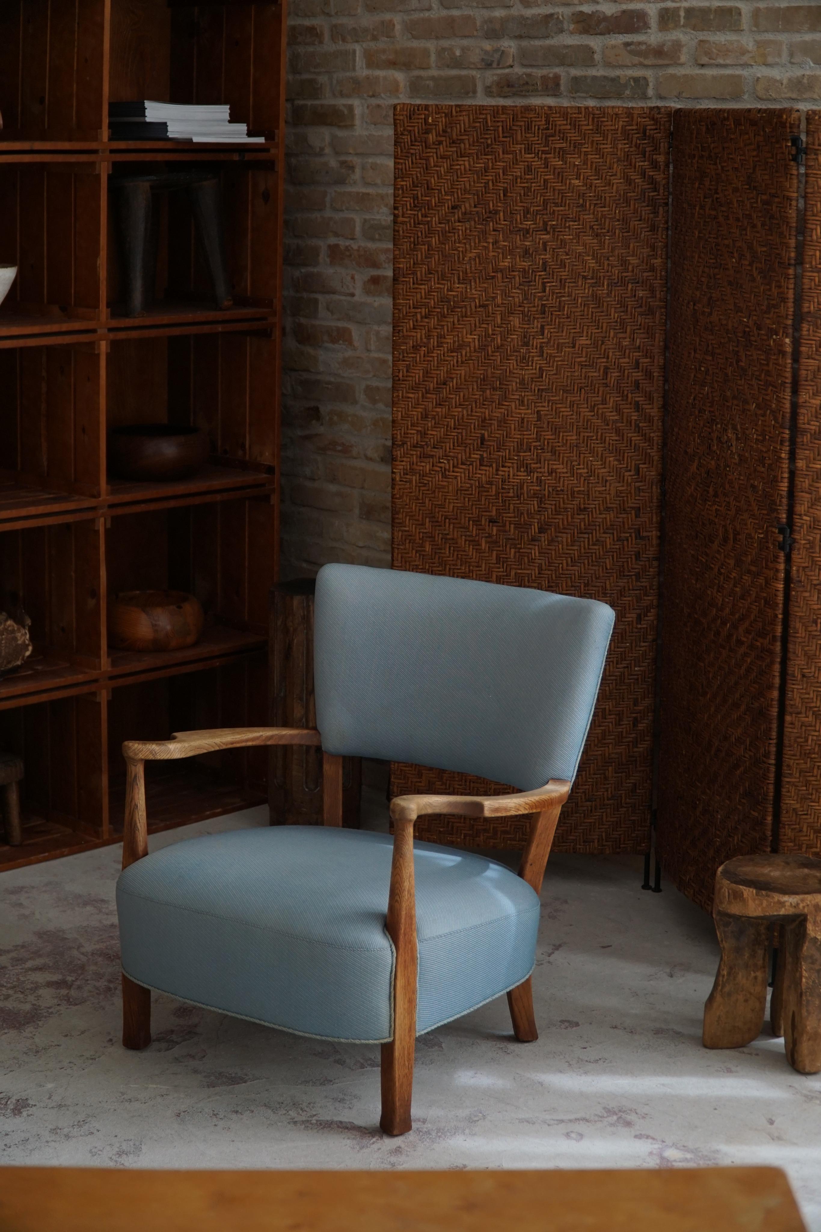 Elevate your interior space with this Danish Modern masterpiece - an exceptional curved lounge chair in oak attributed to the renowned designer Viggo Boesen. Crafted during the 1950s, this chair is an example of the era's innovative design,