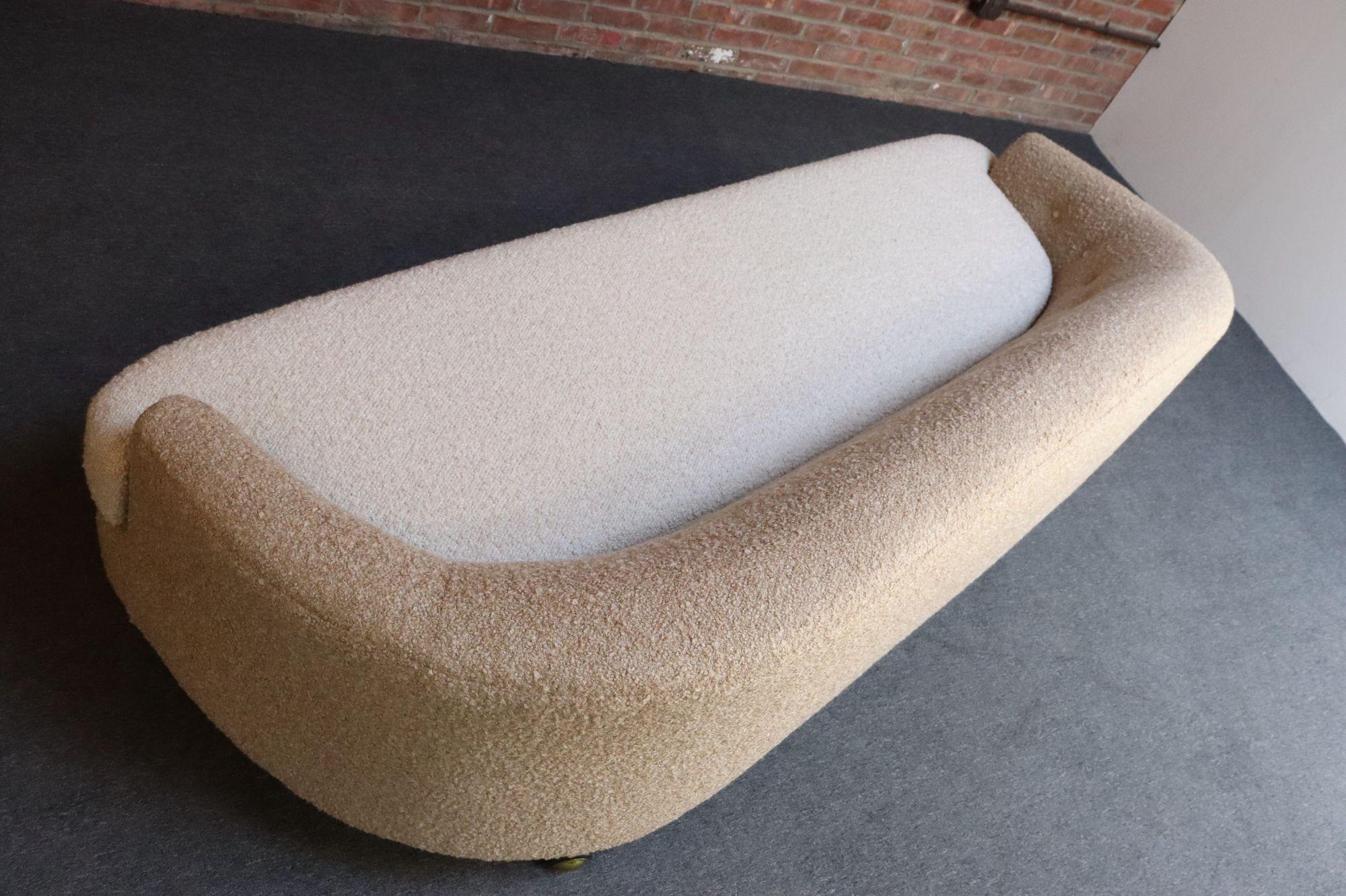 Dänisches modernes geschwungenes Sofa aus Teakholz und zweifarbigem Bouclé von Selig im Angebot 4