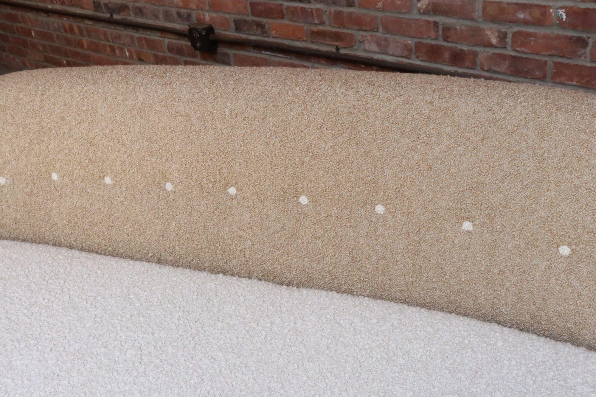 Dänisches modernes geschwungenes Sofa aus Teakholz und zweifarbigem Bouclé von Selig im Angebot 5
