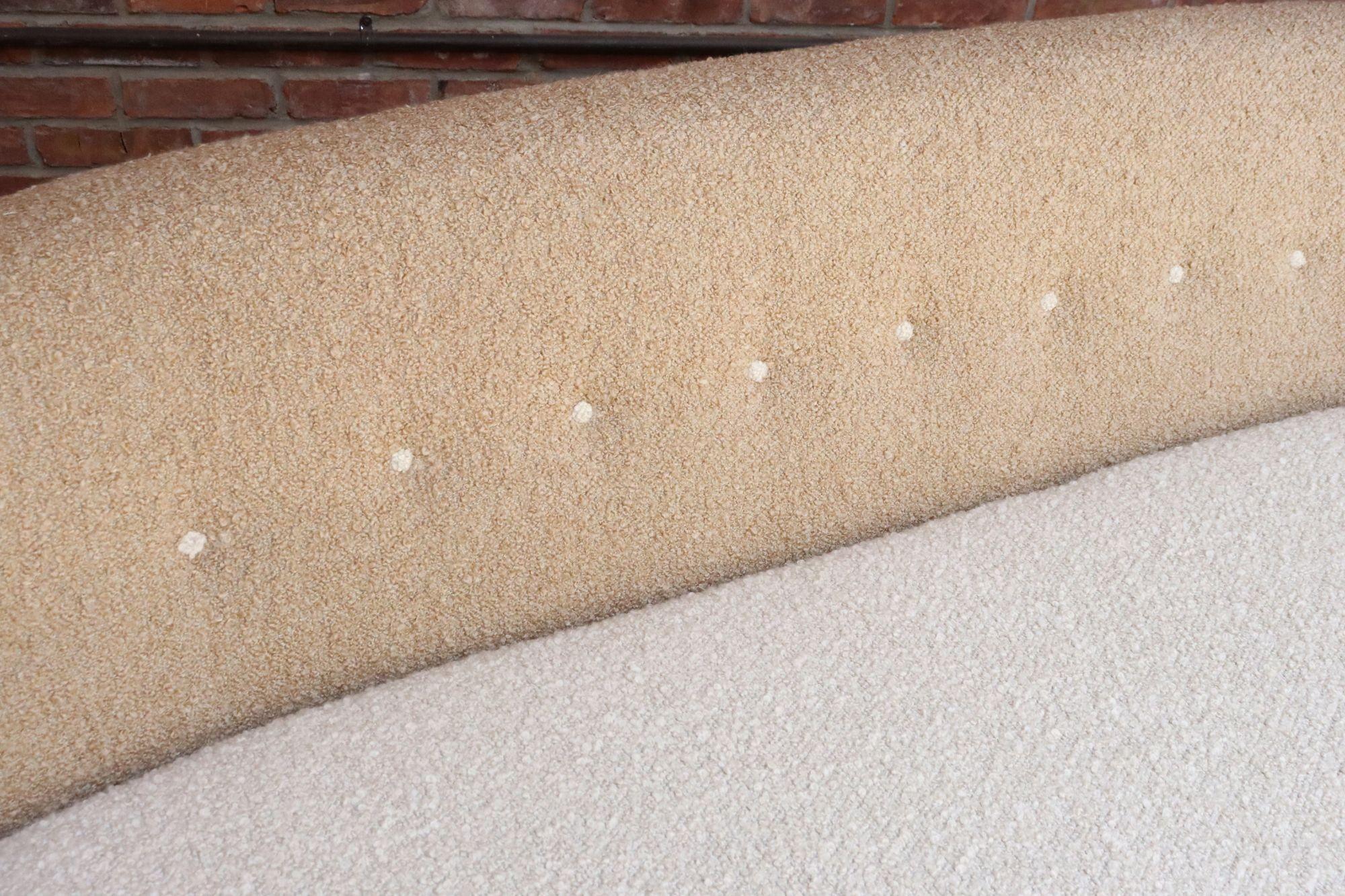 Dänisches modernes geschwungenes Sofa aus Teakholz und zweifarbigem Bouclé von Selig im Angebot 6