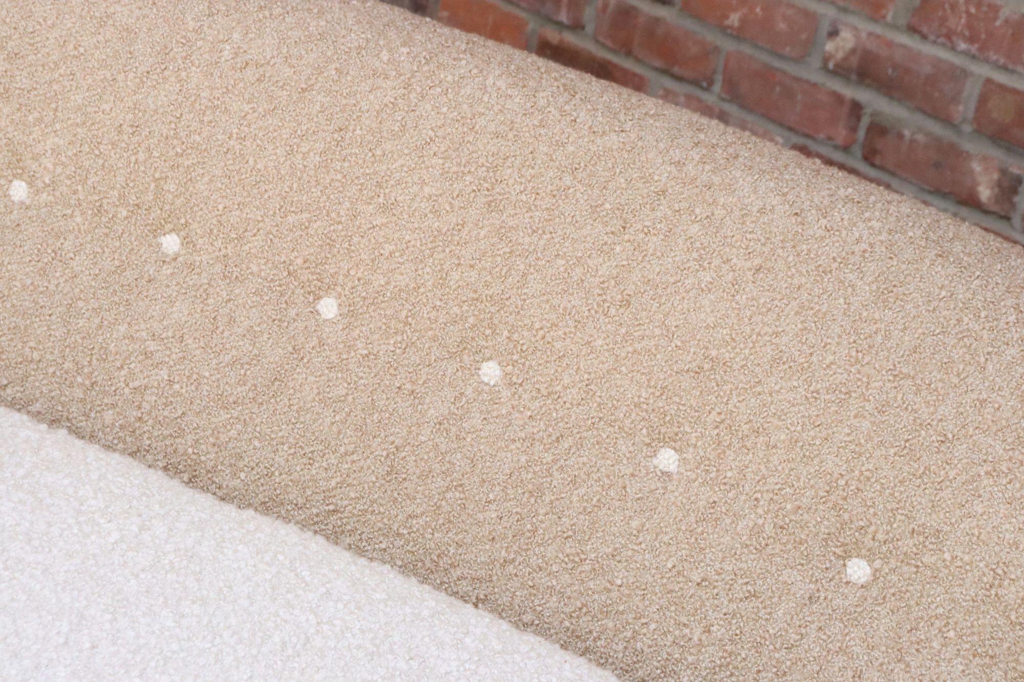 Dänisches modernes geschwungenes Sofa aus Teakholz und zweifarbigem Bouclé von Selig im Angebot 7
