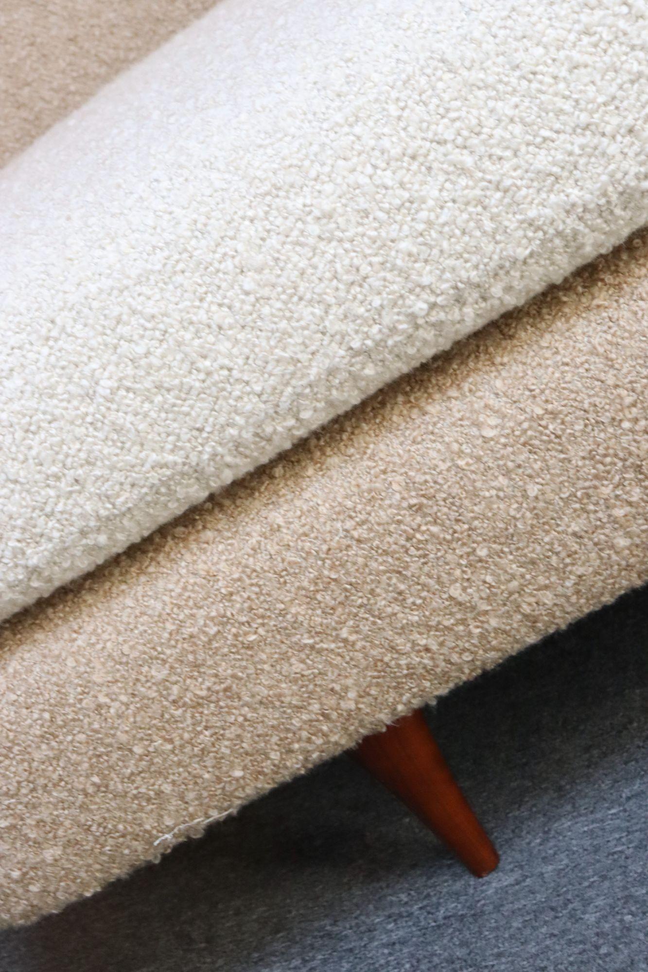 Dänisches modernes geschwungenes Sofa aus Teakholz und zweifarbigem Bouclé von Selig im Angebot 8