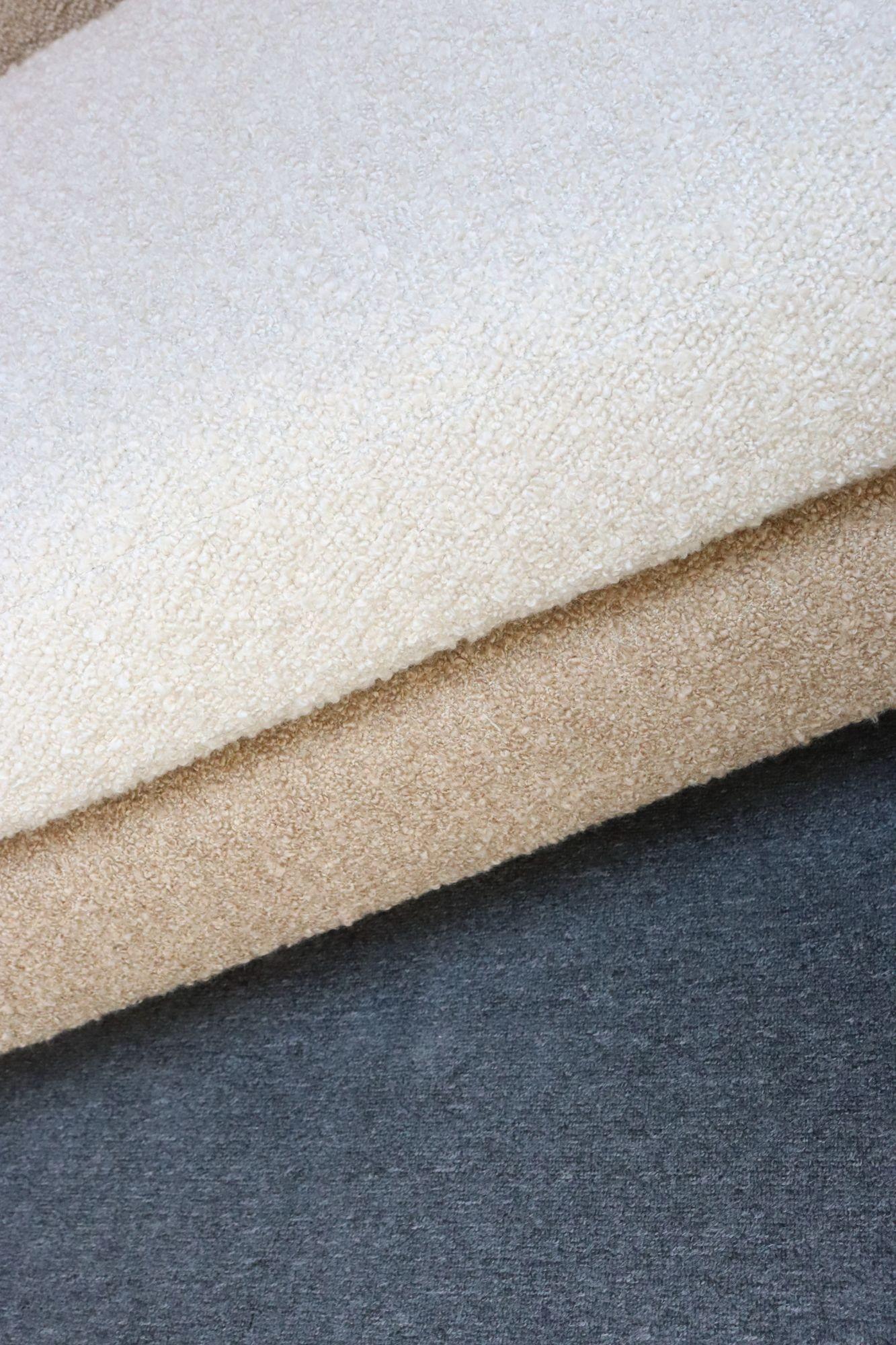 Dänisches modernes geschwungenes Sofa aus Teakholz und zweifarbigem Bouclé von Selig im Angebot 9