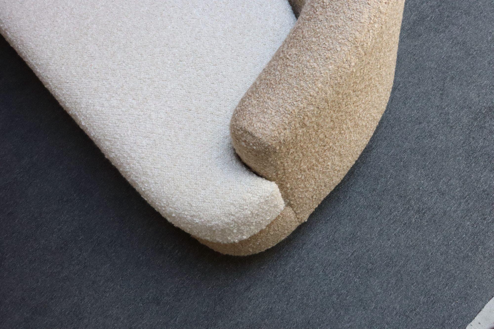 Dänisches modernes geschwungenes Sofa aus Teakholz und zweifarbigem Bouclé von Selig im Angebot 10