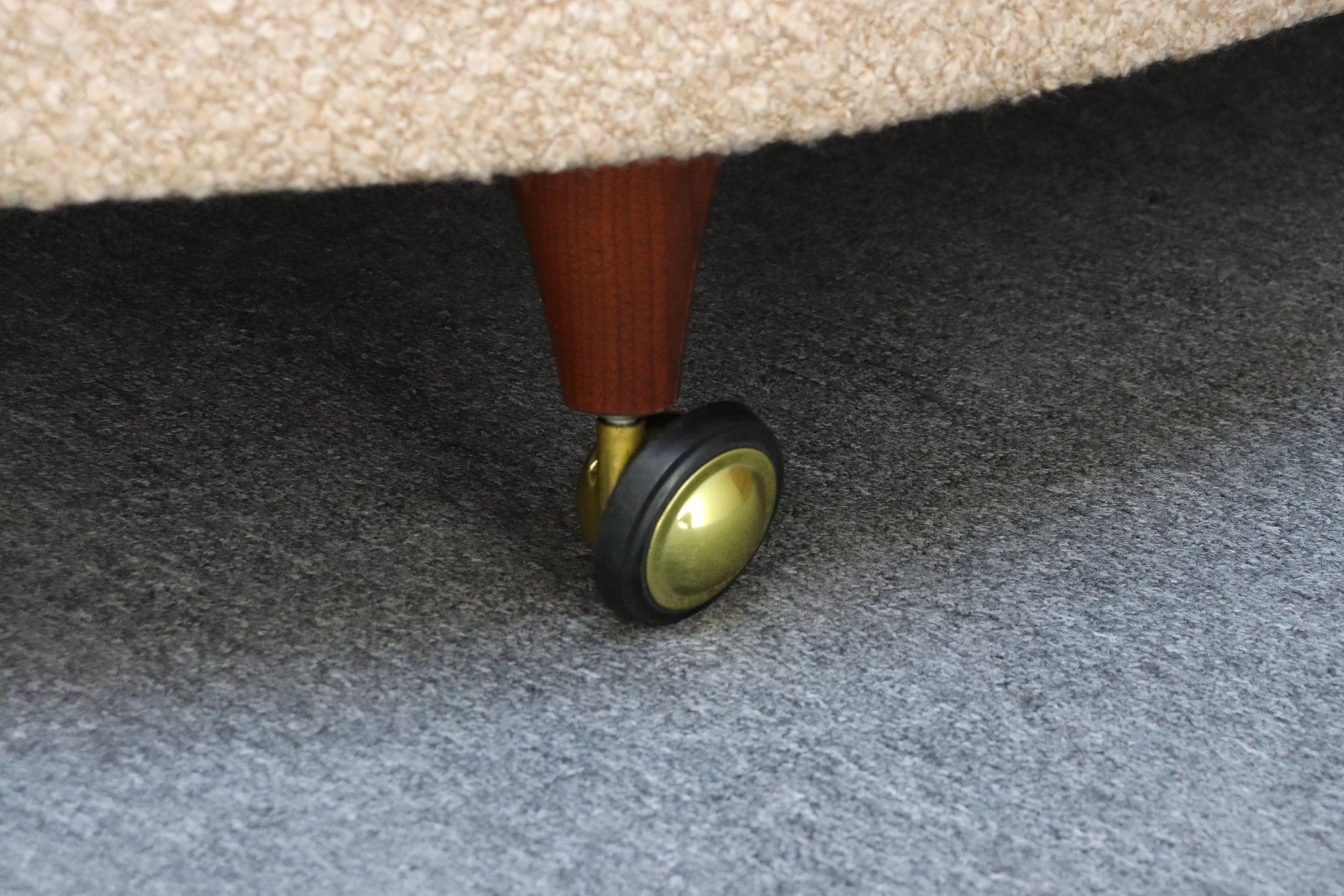 Dänisches modernes geschwungenes Sofa aus Teakholz und zweifarbigem Bouclé von Selig im Angebot 11
