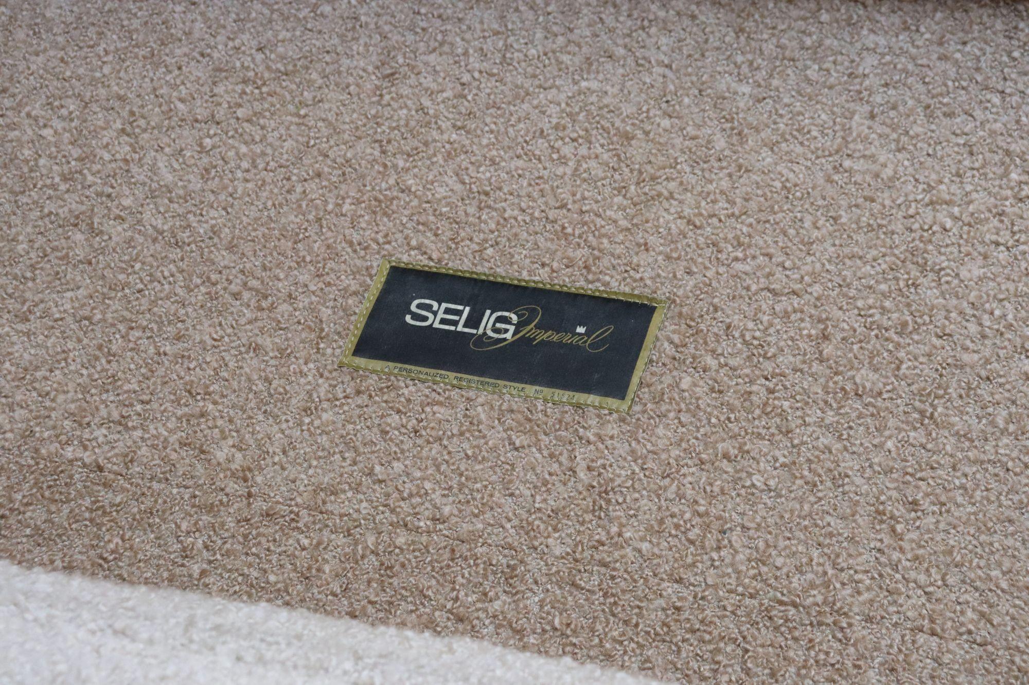 Dänisches modernes geschwungenes Sofa aus Teakholz und zweifarbigem Bouclé von Selig im Angebot 12