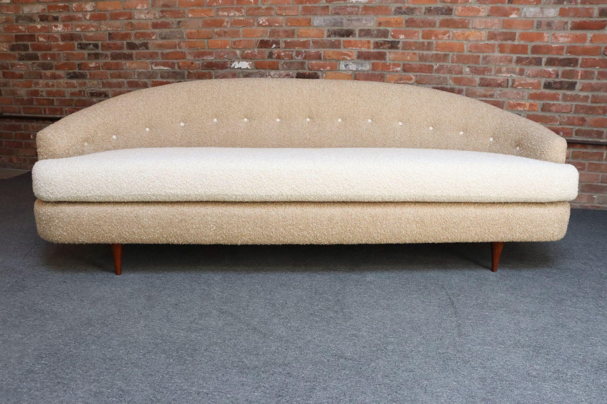 Luxuriöses dänisches modernes Sofa von Selig für die Imperial Line, gepolstert mit zweifarbigem Bouclé (ca. 1960er Jahre).
Dramatisch gewölbte/gekrümmte Rückenlehne mit getuftetem Knopfdetail.
Solides, langlebiges Möbelstück, das von geschnitzten