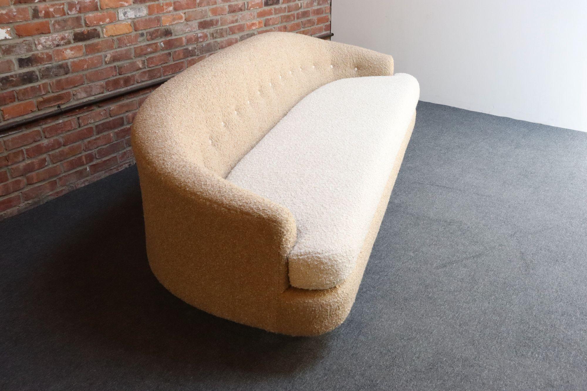 Dänisches modernes geschwungenes Sofa aus Teakholz und zweifarbigem Bouclé von Selig (Skandinavische Moderne) im Angebot