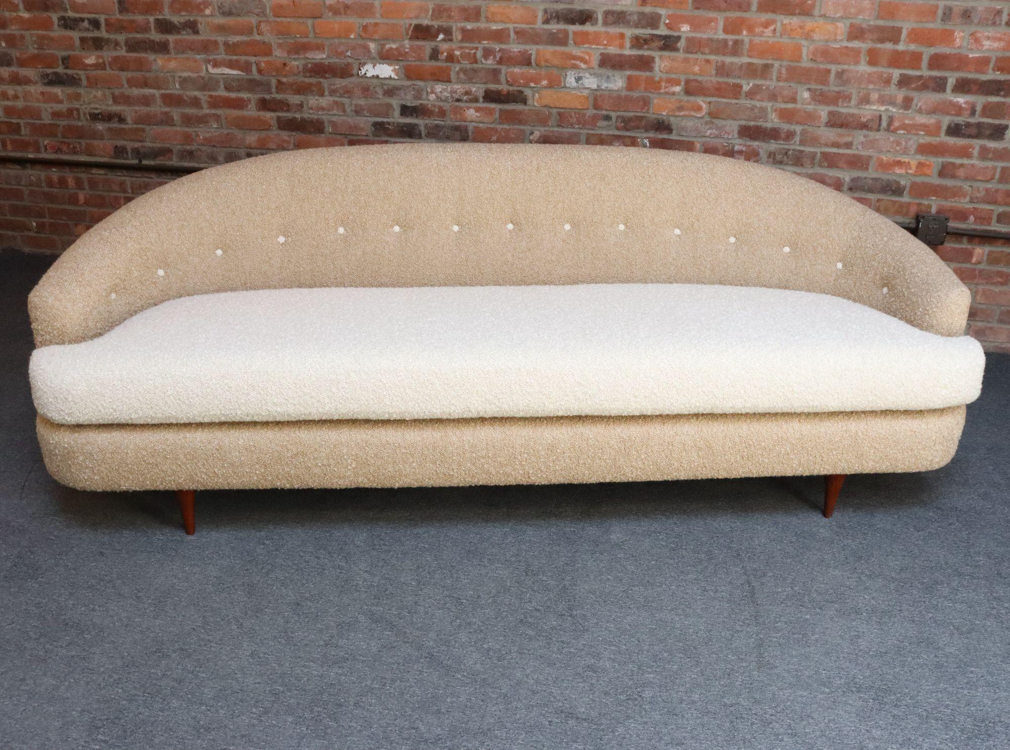 Dänisches modernes geschwungenes Sofa aus Teakholz und zweifarbigem Bouclé von Selig im Zustand „Gut“ im Angebot in Brooklyn, NY