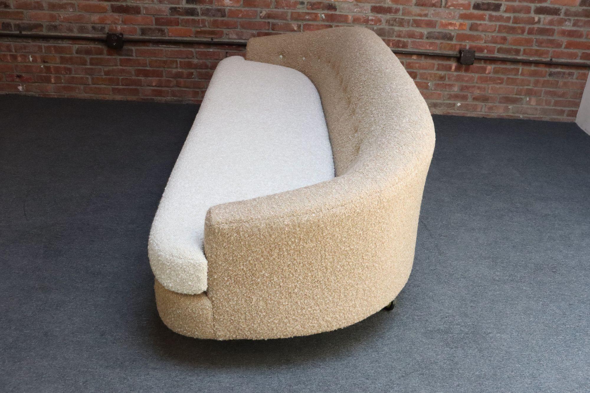 Dänisches modernes geschwungenes Sofa aus Teakholz und zweifarbigem Bouclé von Selig (Mitte des 20. Jahrhunderts) im Angebot
