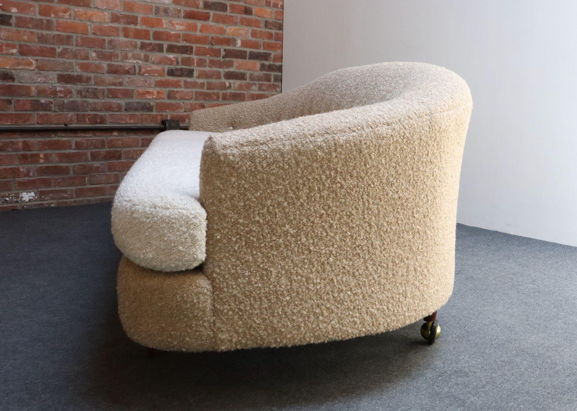 Dänisches modernes geschwungenes Sofa aus Teakholz und zweifarbigem Bouclé von Selig (Messing) im Angebot