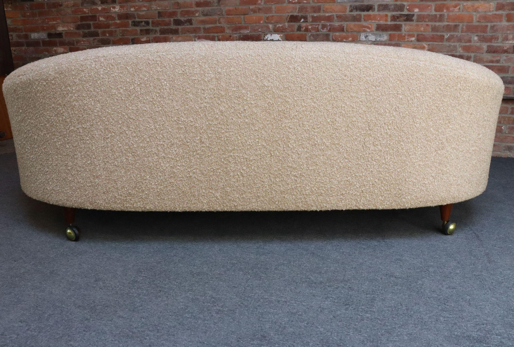 Dänisches modernes geschwungenes Sofa aus Teakholz und zweifarbigem Bouclé von Selig im Angebot 1