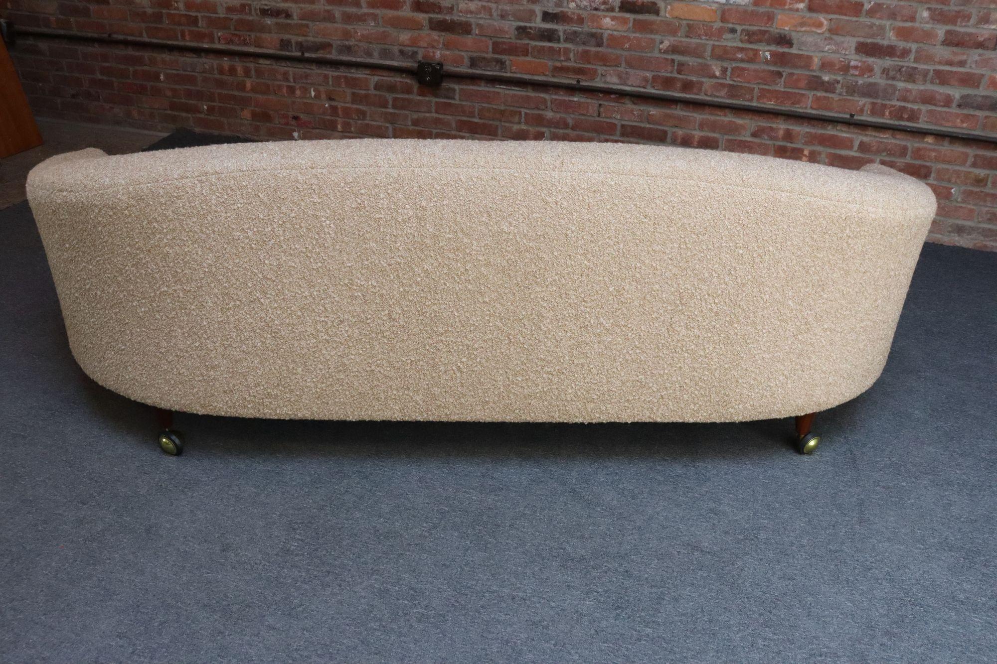 Dänisches modernes geschwungenes Sofa aus Teakholz und zweifarbigem Bouclé von Selig im Angebot 2