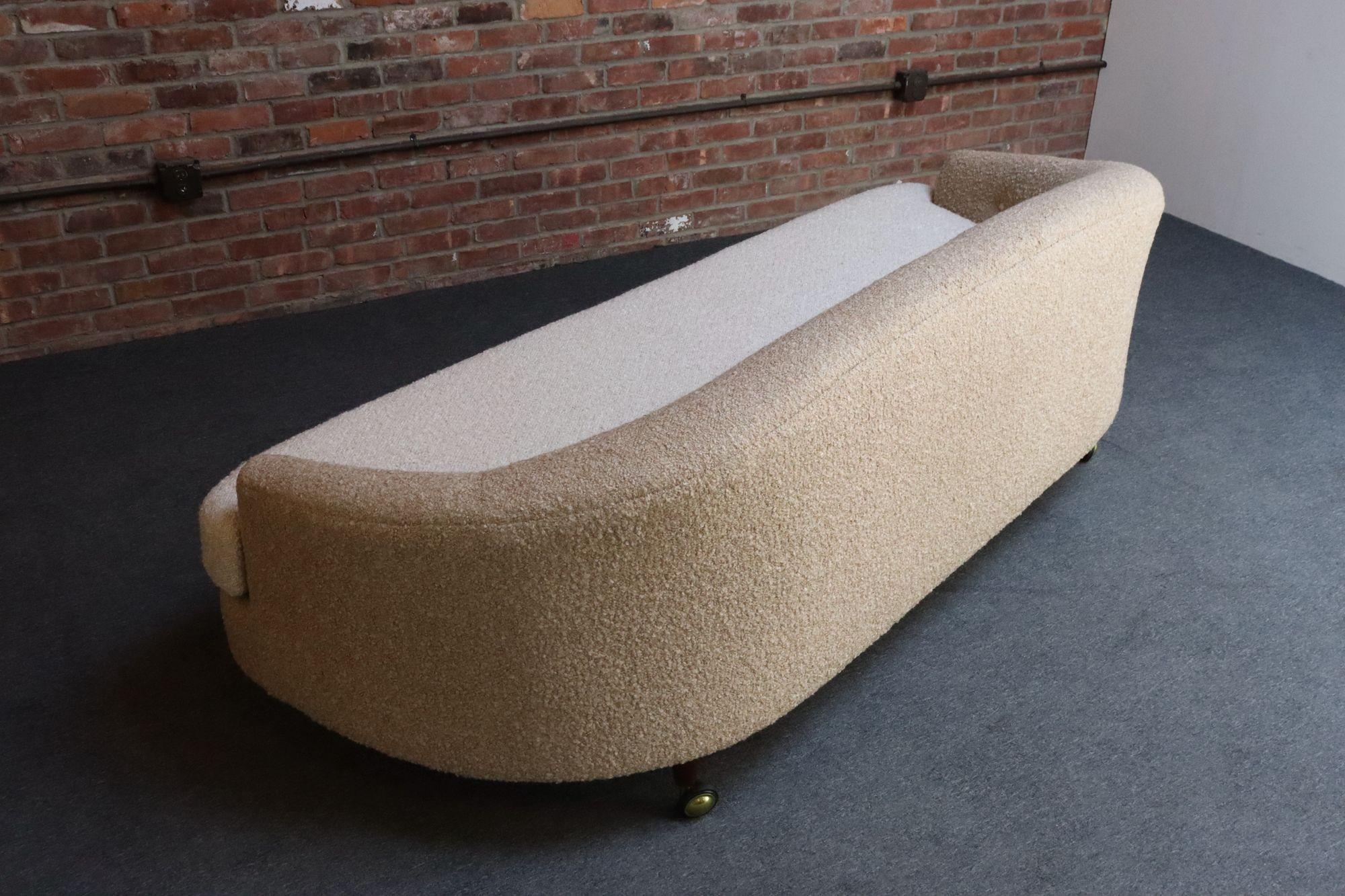 Dänisches modernes geschwungenes Sofa aus Teakholz und zweifarbigem Bouclé von Selig im Angebot 3