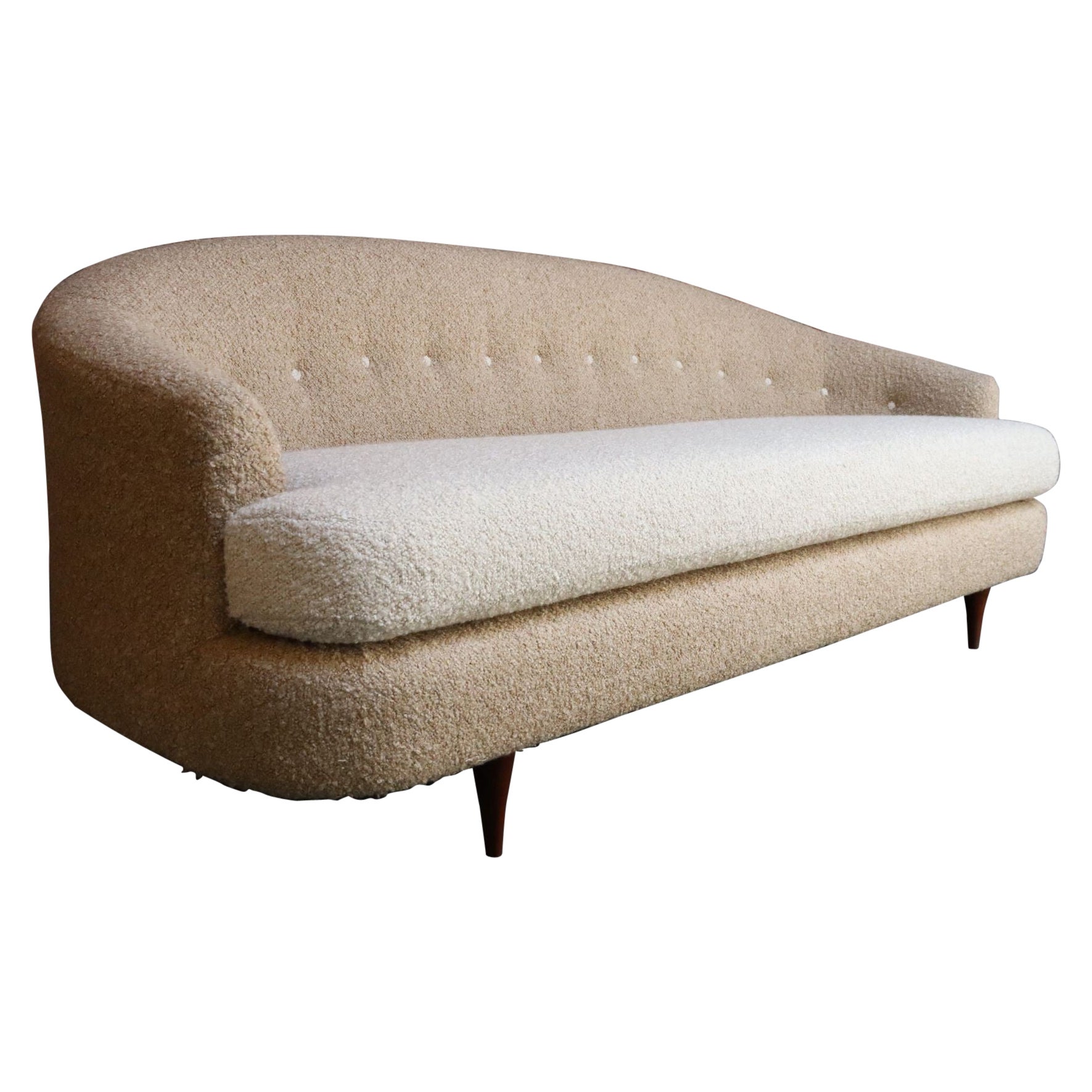 Dänisches modernes geschwungenes Sofa aus Teakholz und zweifarbigem Bouclé von Selig im Angebot