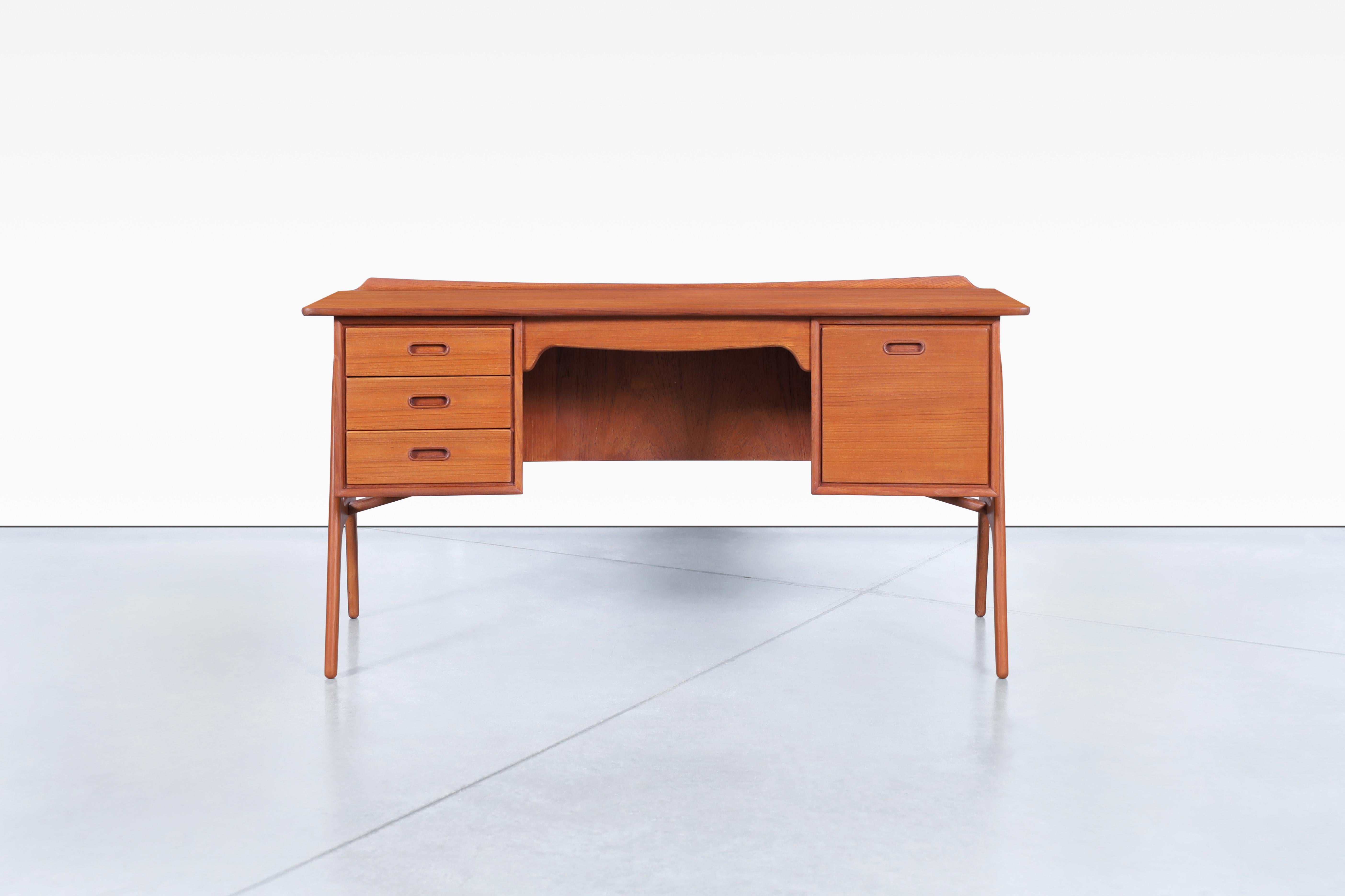 The Danish modern teak desk designed by Svend Aage Madsen and produced by Sigurd Hansen Møbelfabrik is a stunning example of mid-century craftsmanship. This unique desk features a beautifully executed curved design, showcasing the labor-intensive