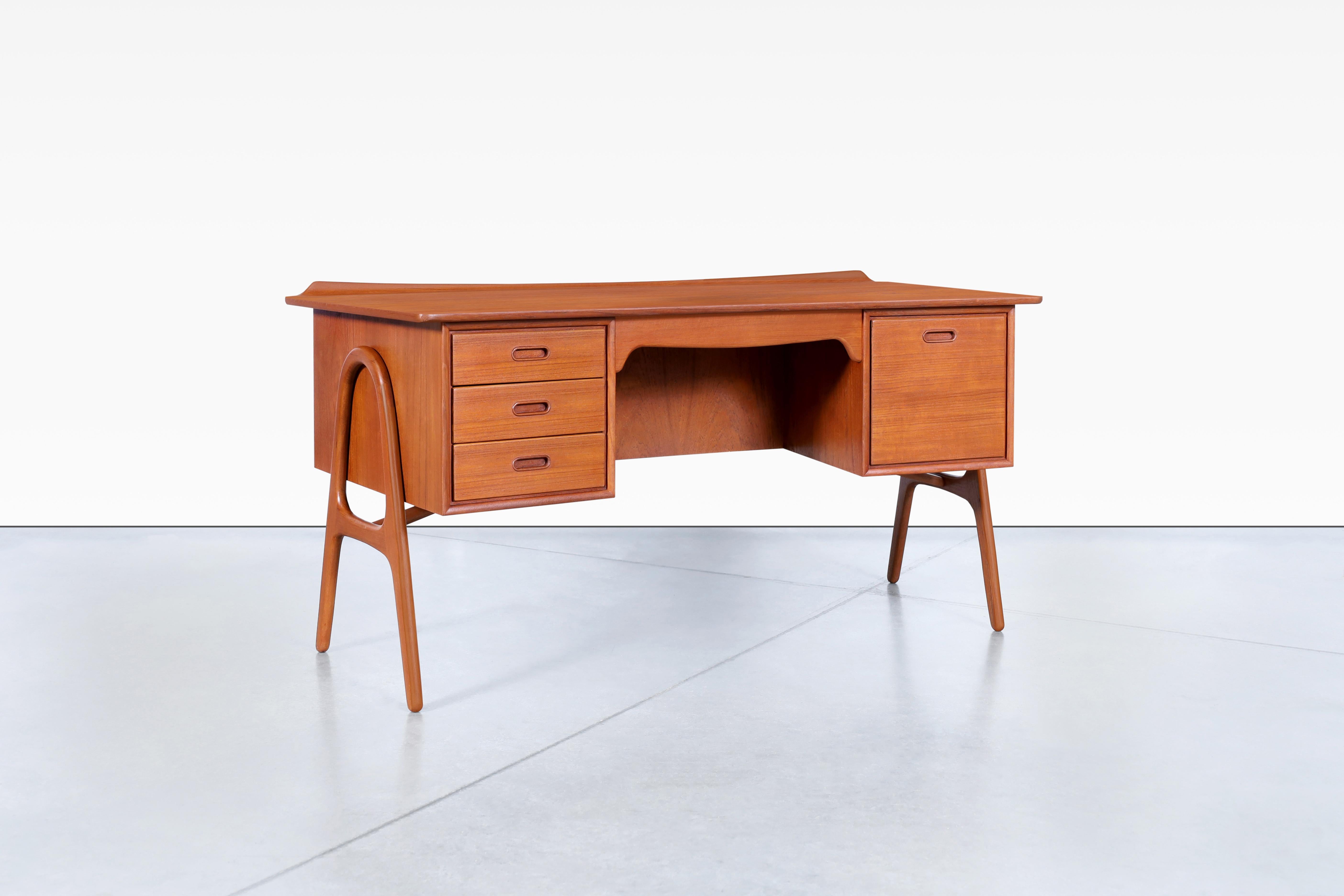 Danish Modern Curved Teak Desk by Svend Aage Madsen In Excellent Condition In North Hollywood, CA