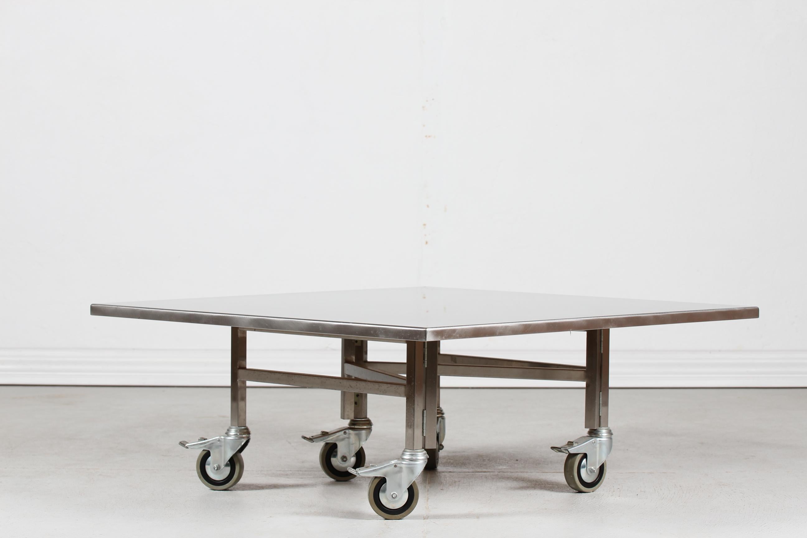 Scandinave moderne Table basse carrée danoise moderne en acier sur roulettes, fabriquée sur-mesure, Danemark, années 1980 en vente