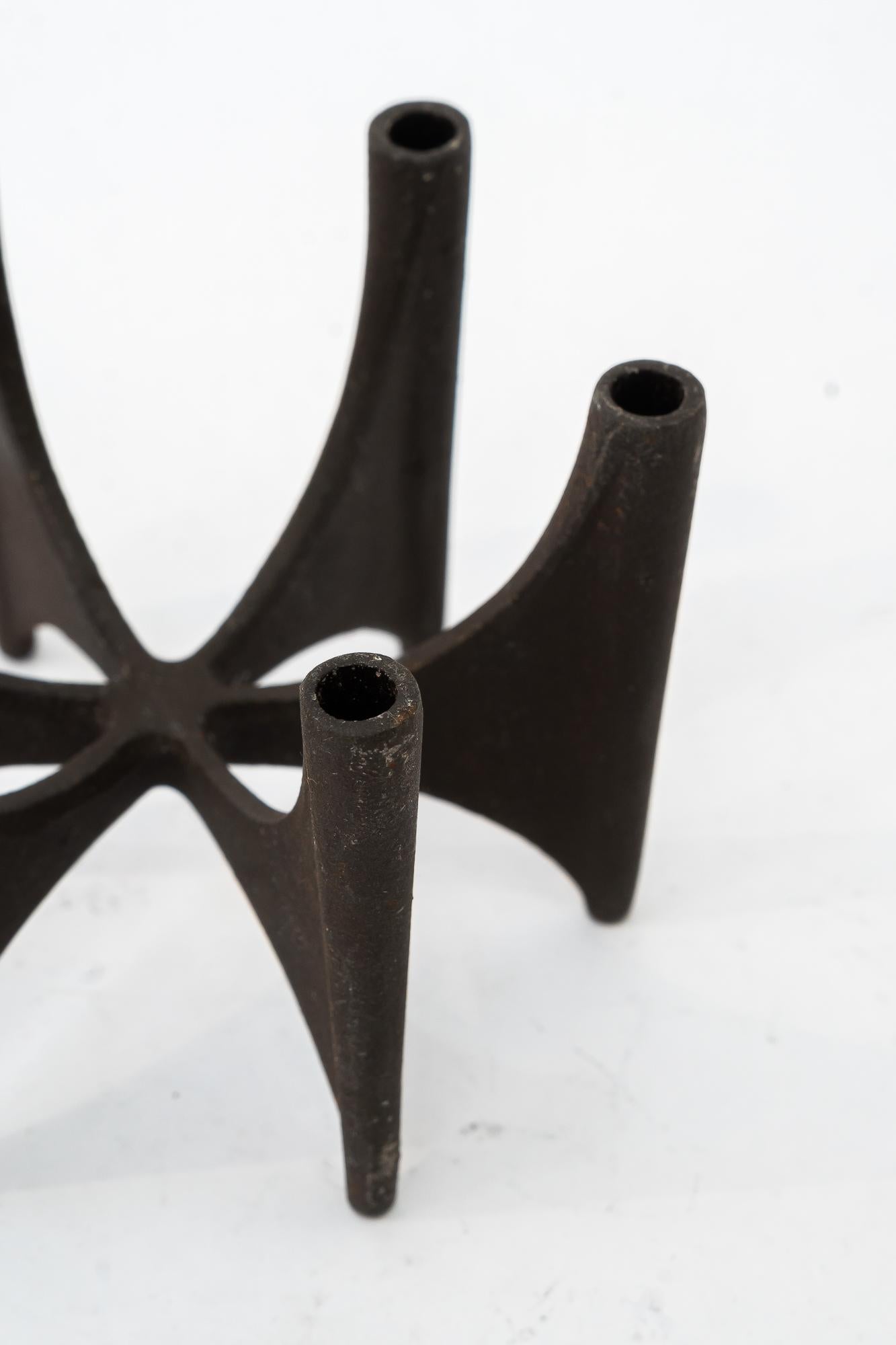 Mid-Century moderno Candelabro ad arco in ferro Dansk Modell 1735 di IBR Borg Rajalin in vendita