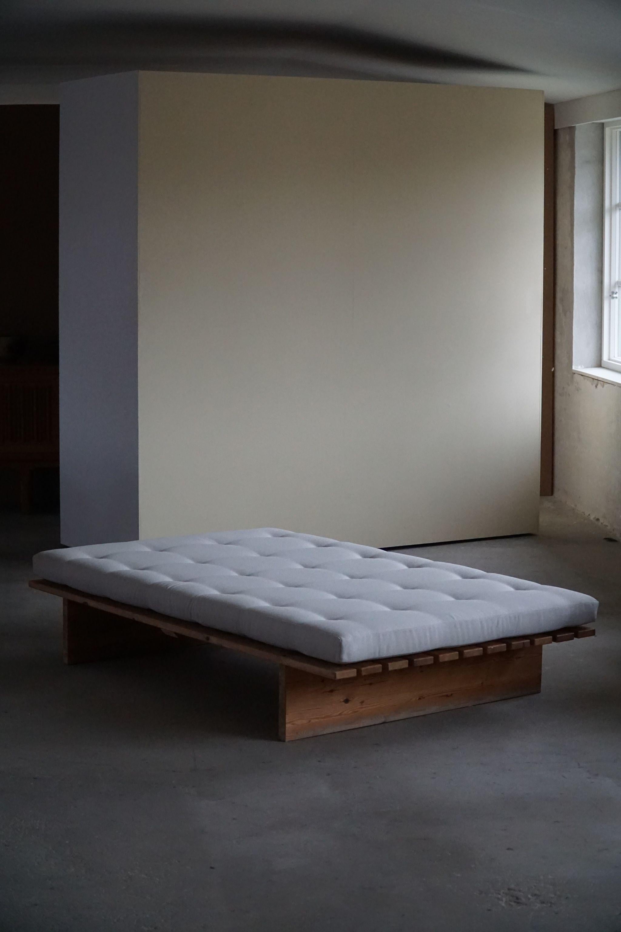 Danish Modern Daybed, Reupholstered, Made in Pine, by Nyt i Bo, 1970s For Sale 4