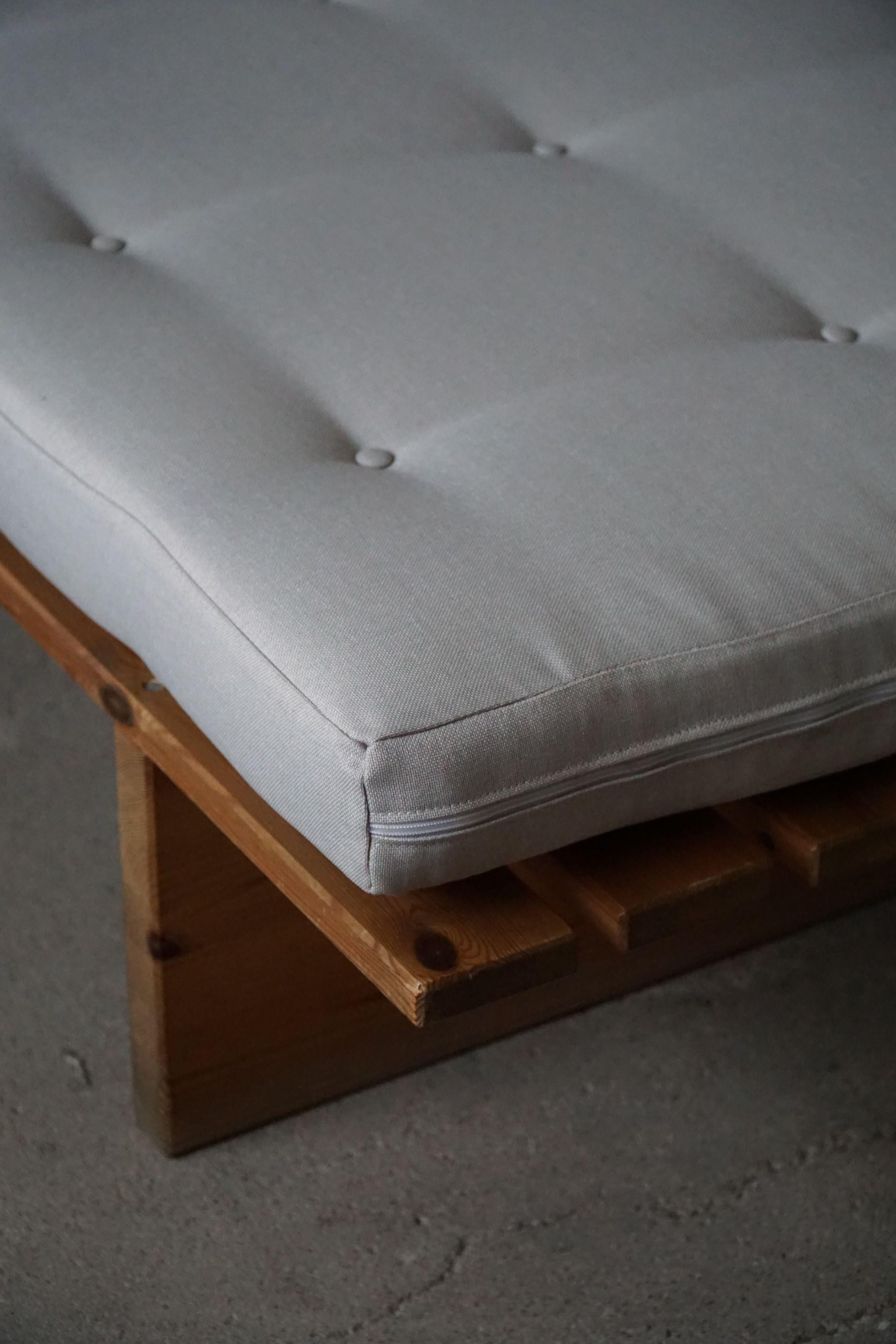 Danish Modern Daybed, Reupholstered, Made in Pine, by Nyt i Bo, 1970s For Sale 8