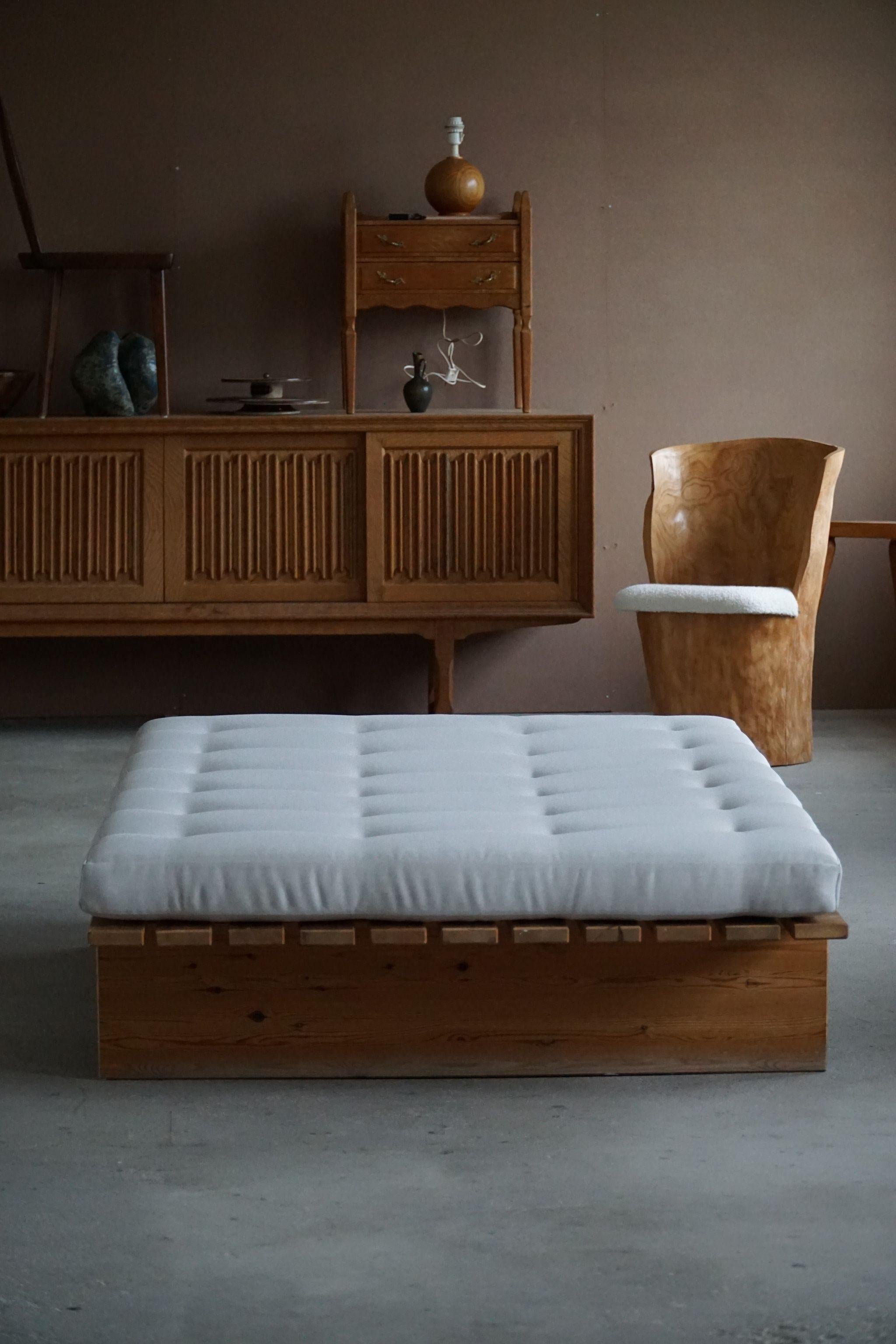 Danish Modern Daybed, Reupholstered, Made in Pine, by Nyt i Bo, 1970s For Sale 9