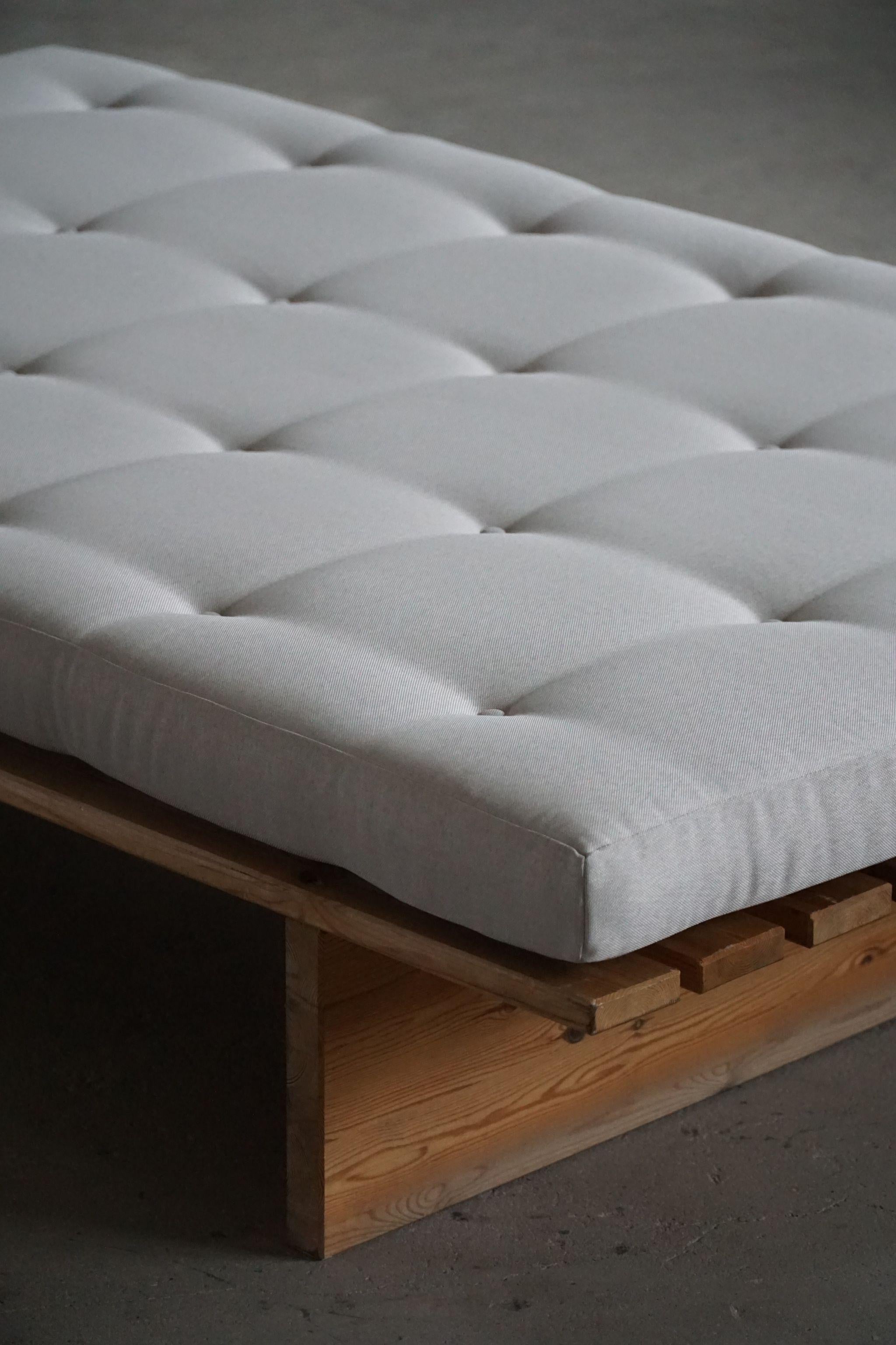 20th Century Danish Modern Daybed, Reupholstered, Made in Pine, by Nyt i Bo, 1970s For Sale