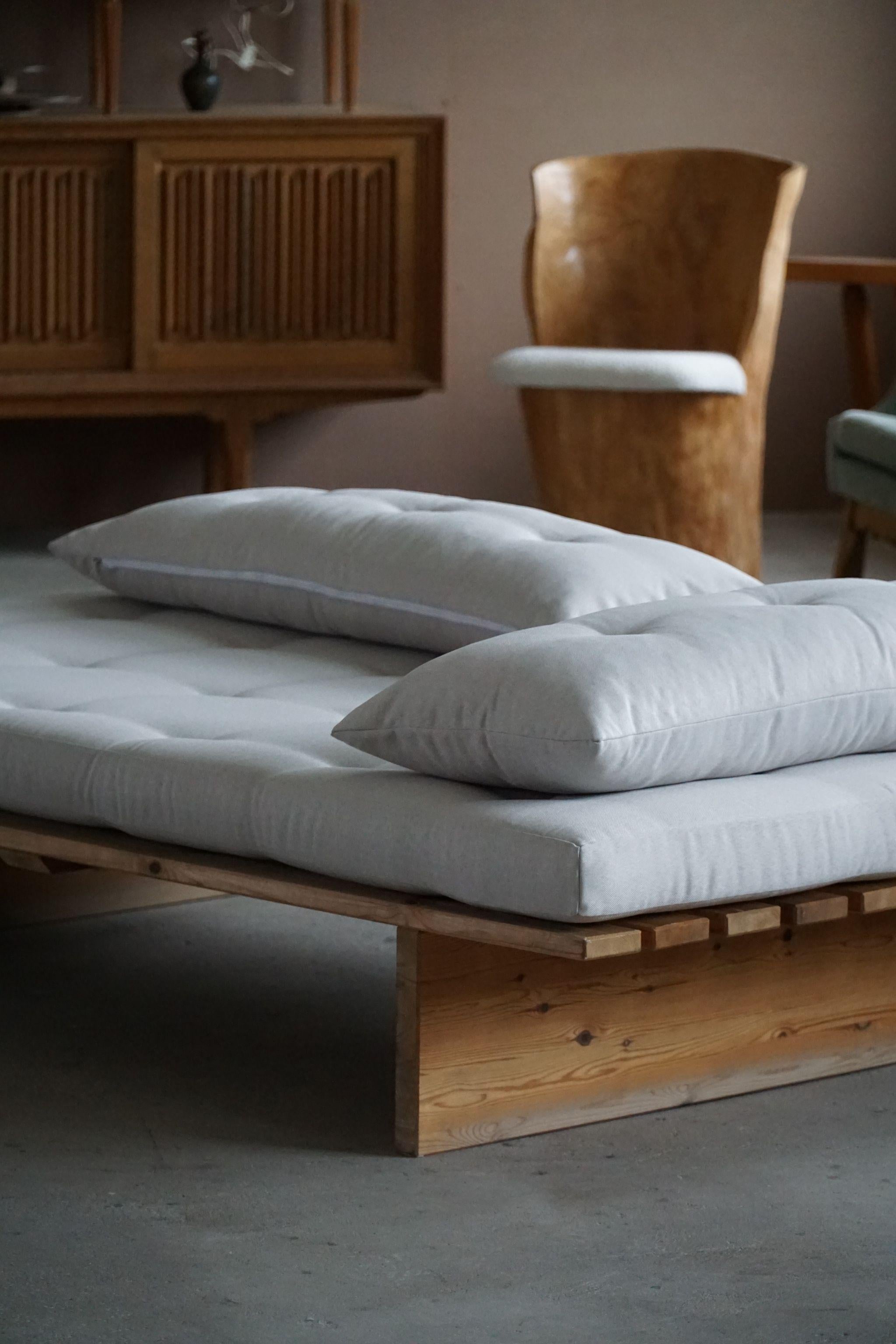 Sofá-cama moderno danés, retapizado, de pino, por Nyt i Bo, años 70 en venta 2