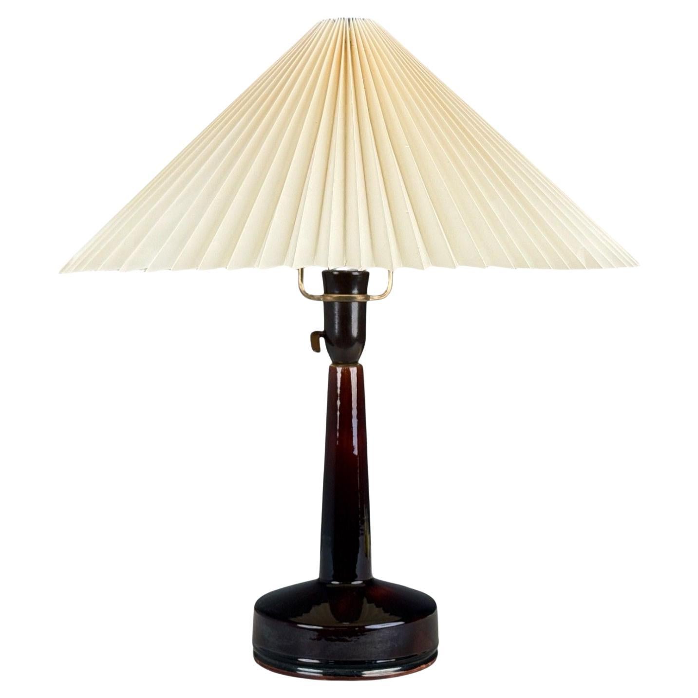Lampe de table moderne danoise en grès rouge foncé, Danemark, années 1960