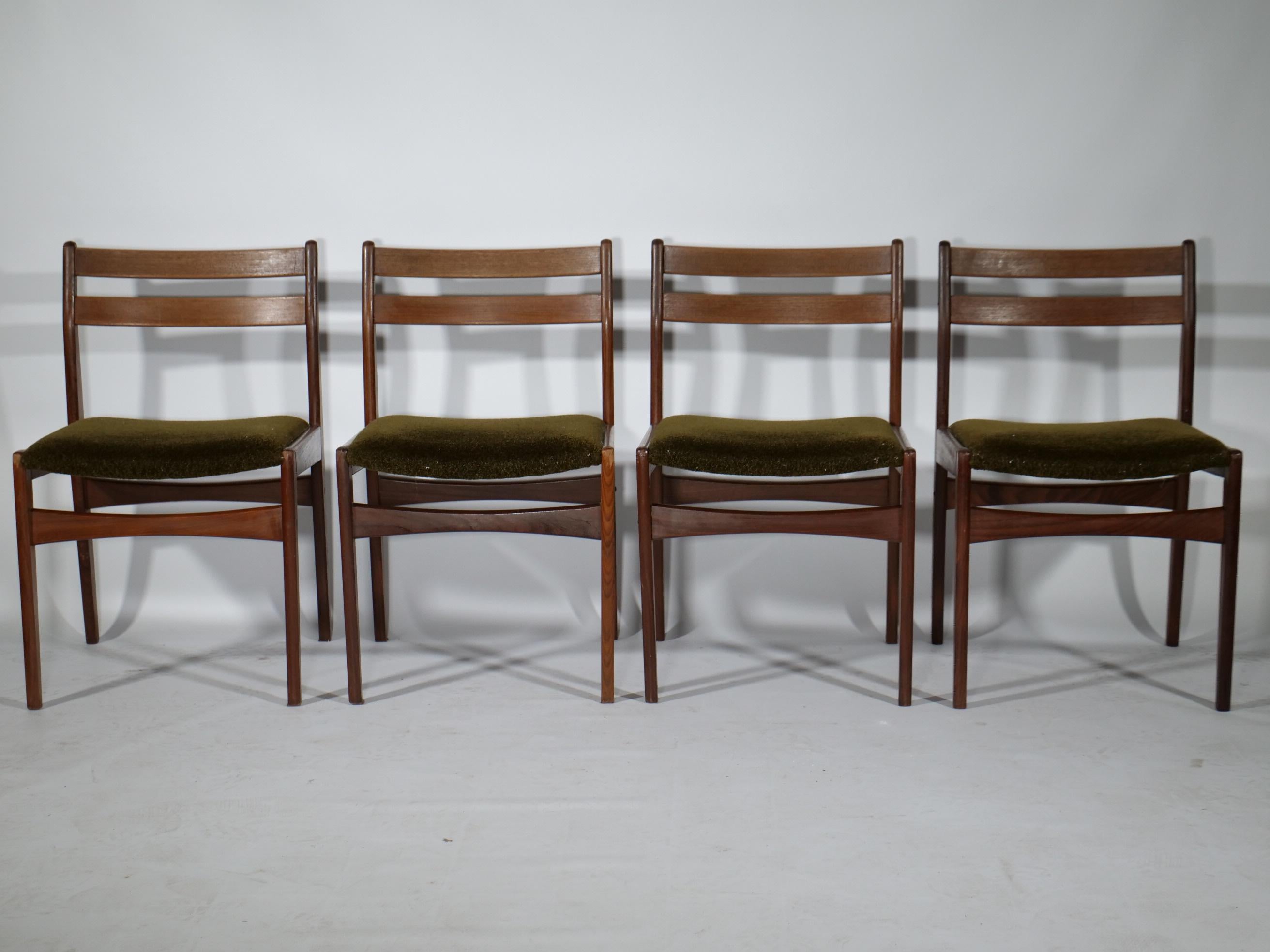 Dieser Satz von vier Esszimmerstühlen wurde in den 1960er Jahren von Frem Røjle in Dänemark hergestellt. Sie sind aus dunklem, massivem Teakholz gefertigt und mit Waldgrünem Stoff bezogen. Alle Stühle sind in einem guten Zustand mit kleineren