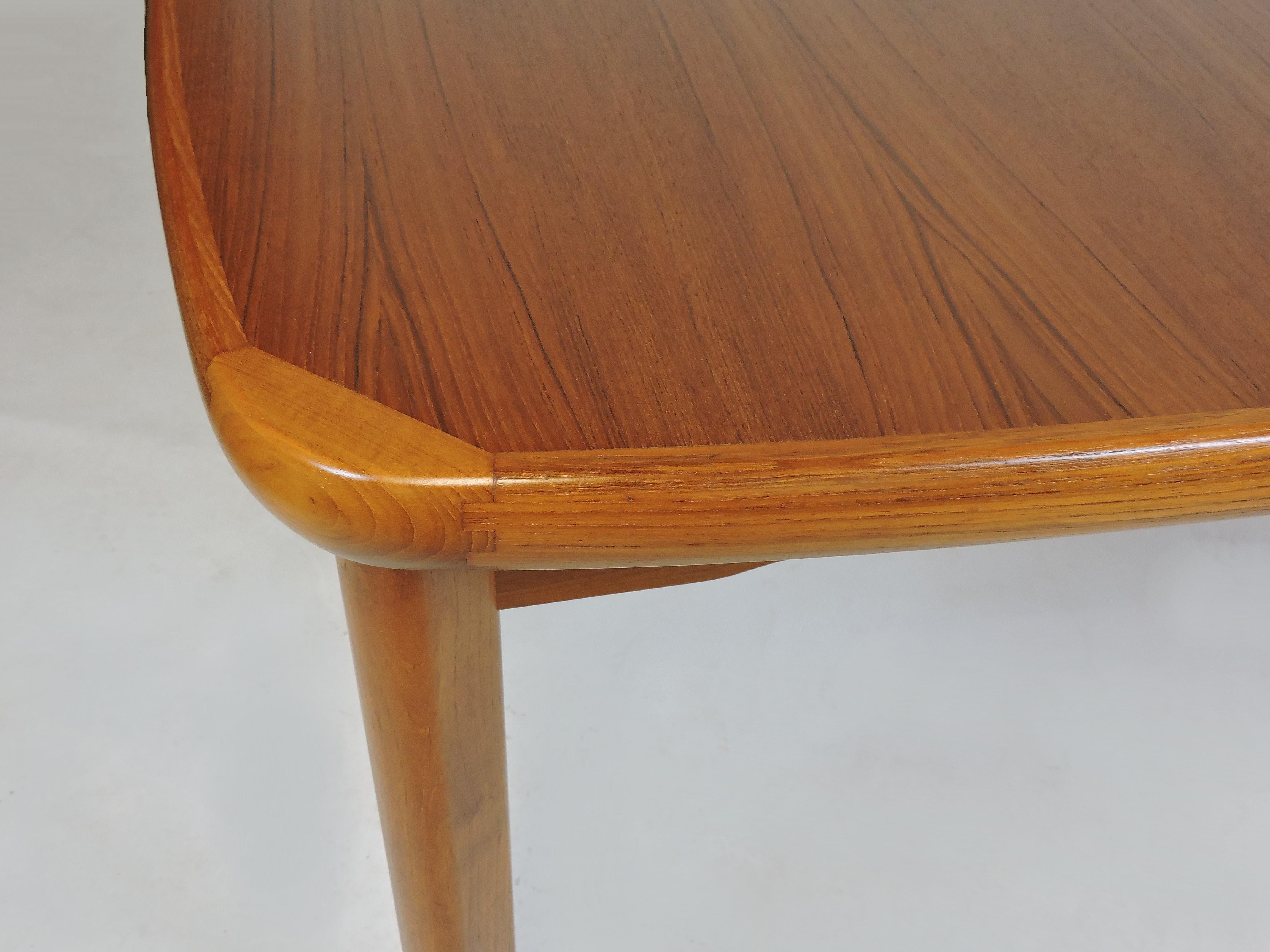 Danish Modern Design Extendable Teak Dining Table with Butterfly Leaf In Good Condition In Chesterfield, NJ