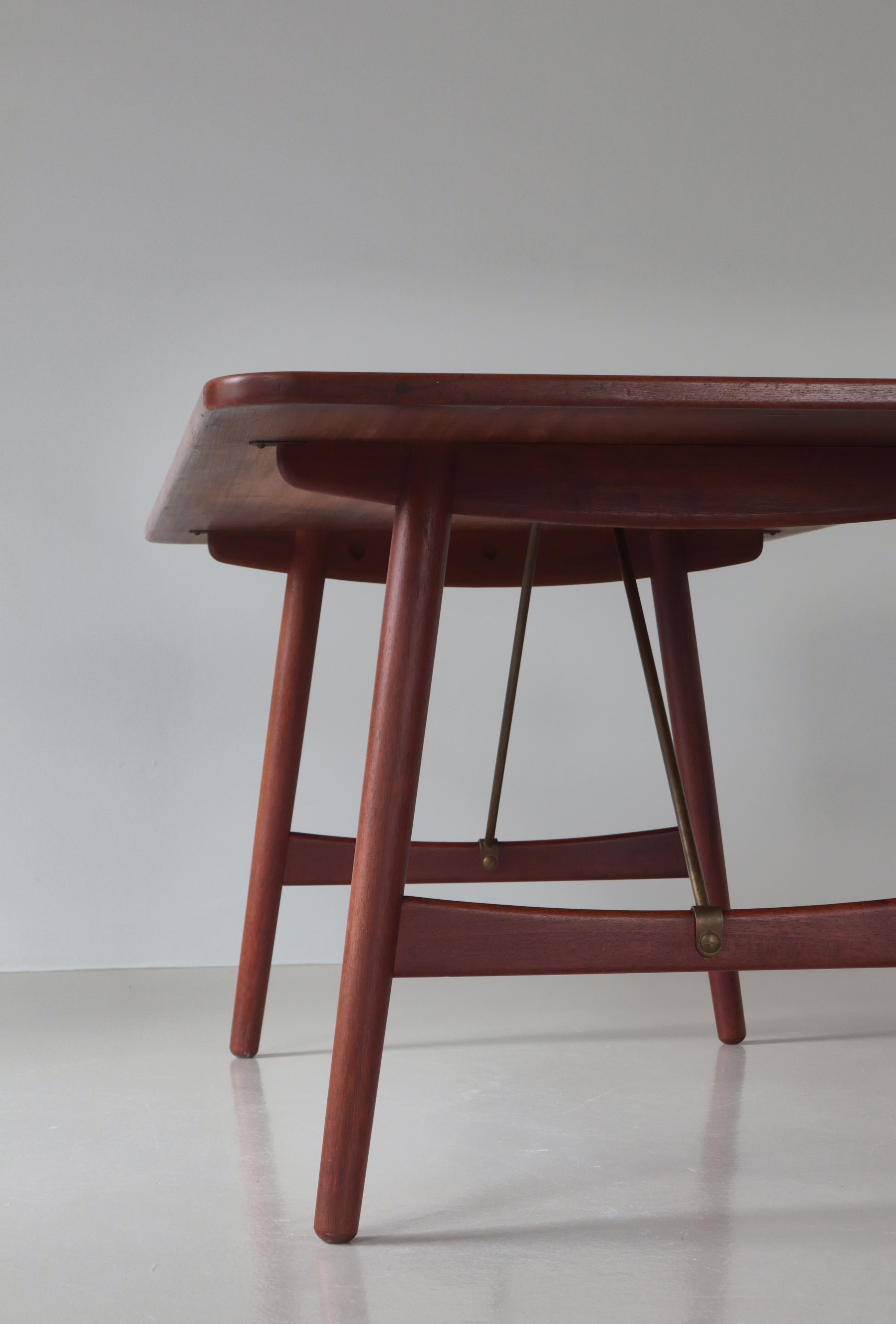 Bureau / Table de salle à manger moderne danoise par Børge Mogensen en bois de teck et laiton, années 1950 en vente 3