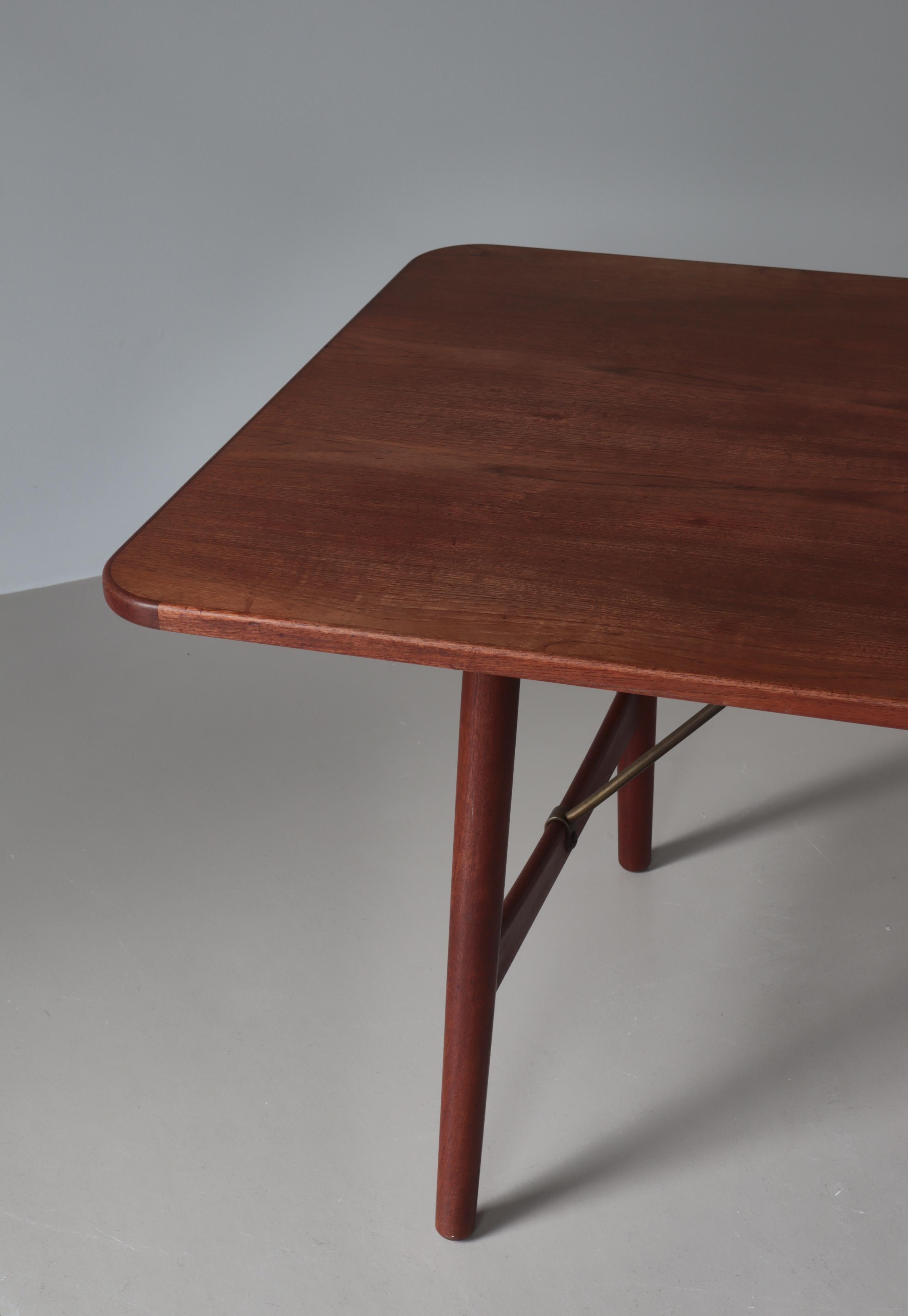 Bureau / Table de salle à manger moderne danoise par Børge Mogensen en bois de teck et laiton, années 1950 en vente 5