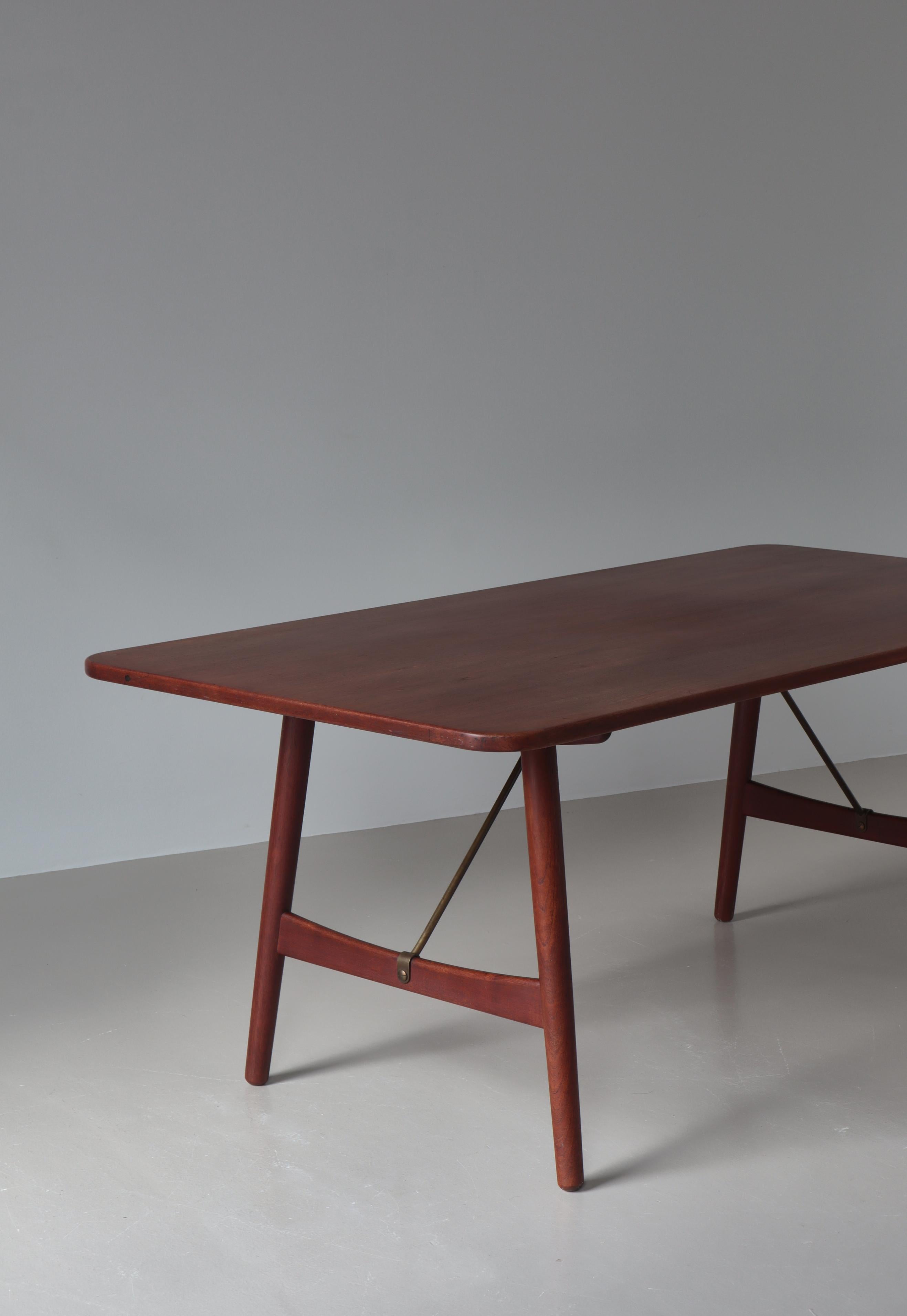 Bureau / Table de salle à manger moderne danoise par Børge Mogensen en bois de teck et laiton, années 1950 en vente 6