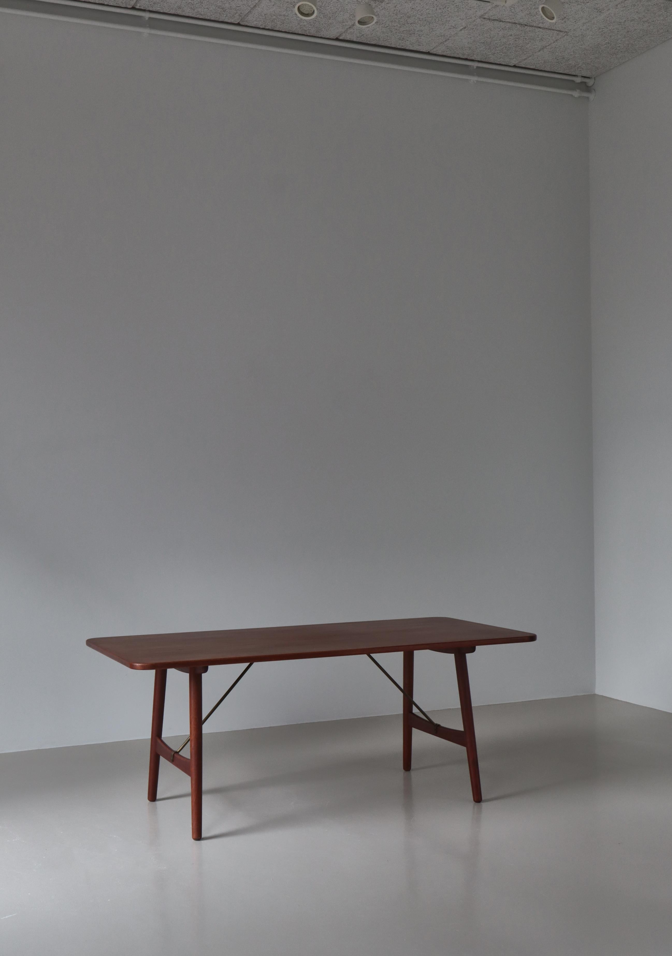 Bureau / Table de salle à manger moderne danoise par Børge Mogensen en bois de teck et laiton, années 1950 en vente 7