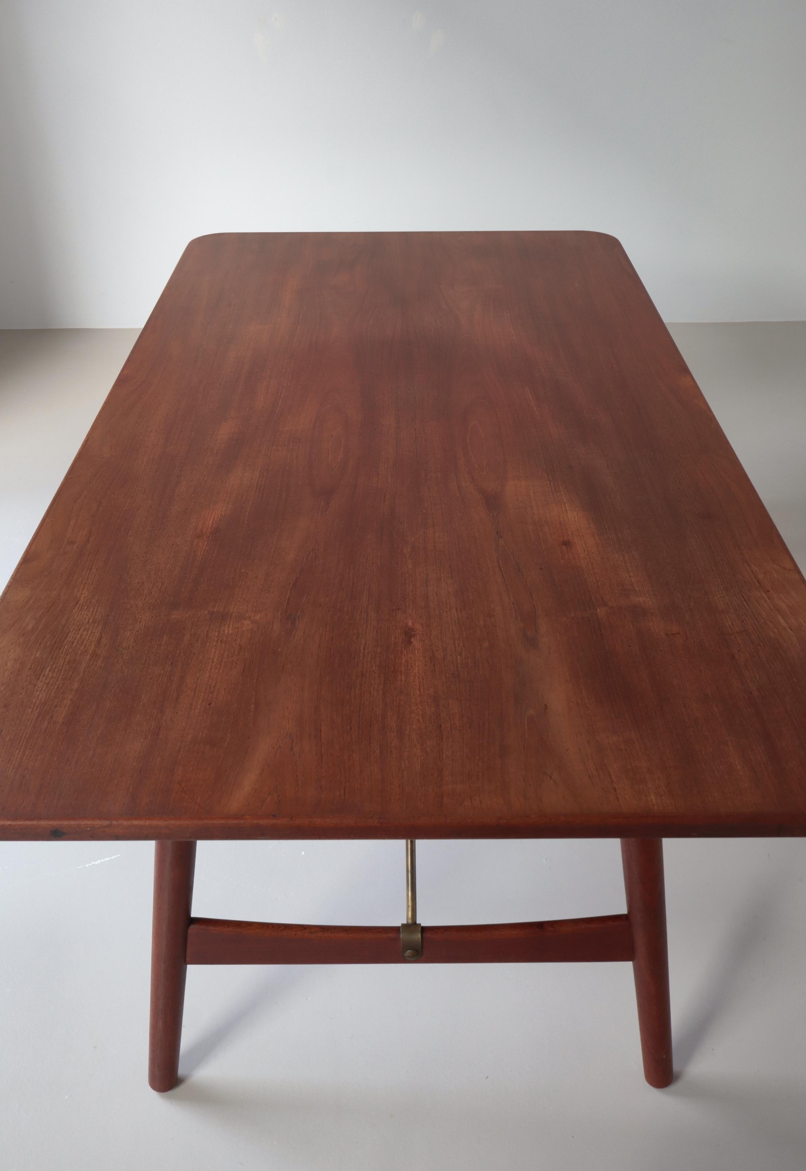 Bureau / Table de salle à manger moderne danoise par Børge Mogensen en bois de teck et laiton, années 1950 en vente 9