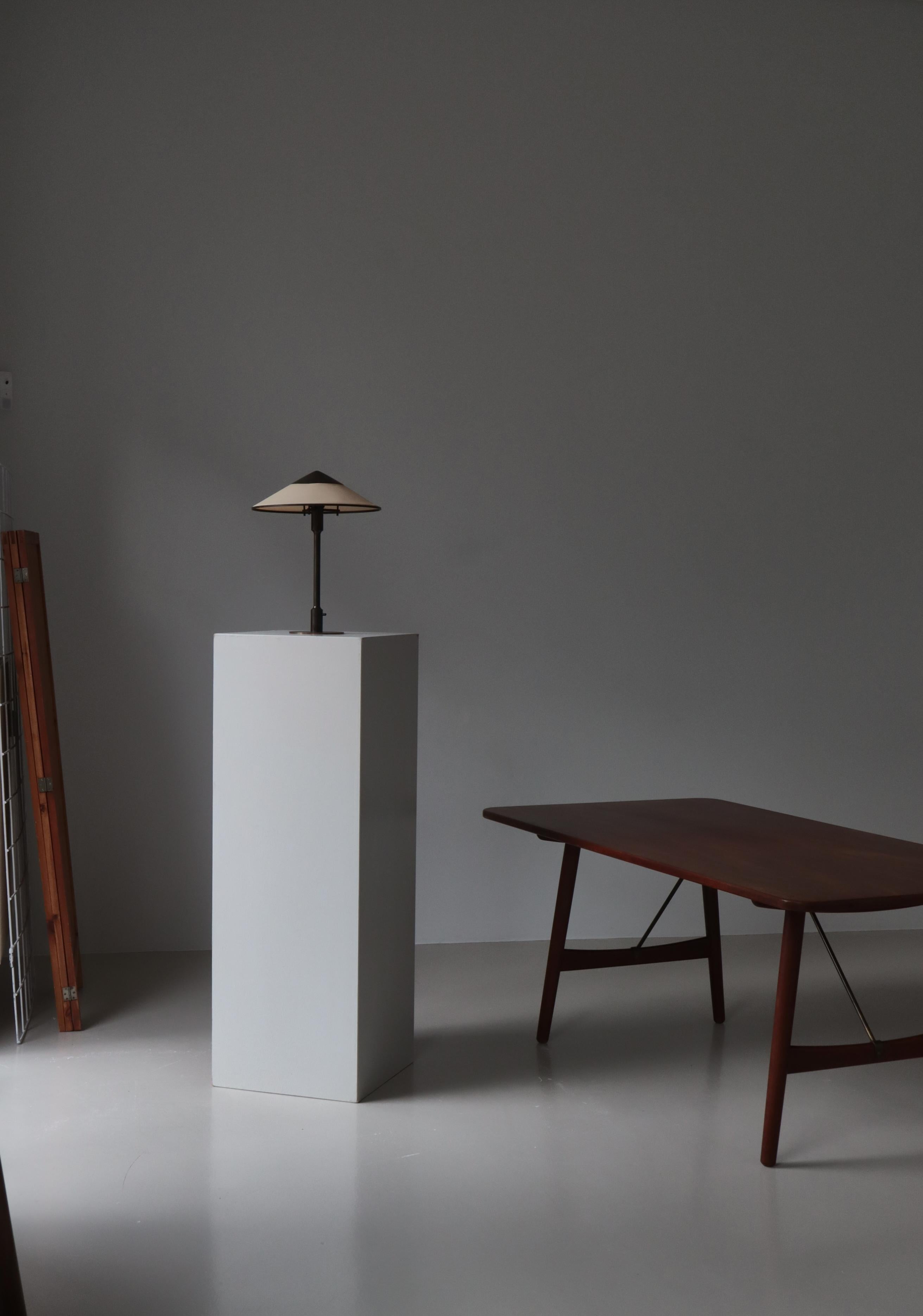 Bureau / Table de salle à manger moderne danoise par Børge Mogensen en bois de teck et laiton, années 1950 en vente 11