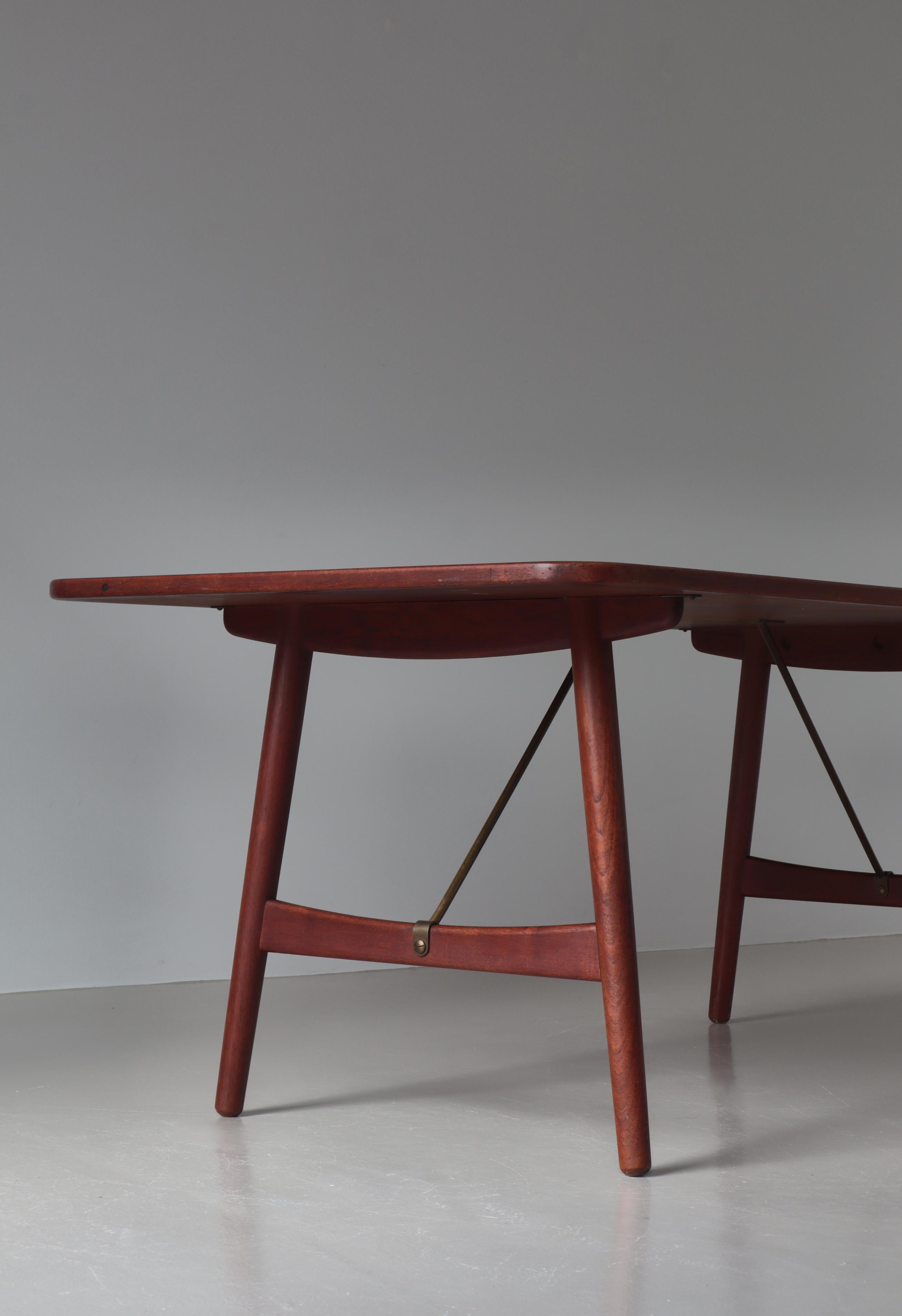 Scandinave moderne Bureau / Table de salle à manger moderne danoise par Børge Mogensen en bois de teck et laiton, années 1950 en vente