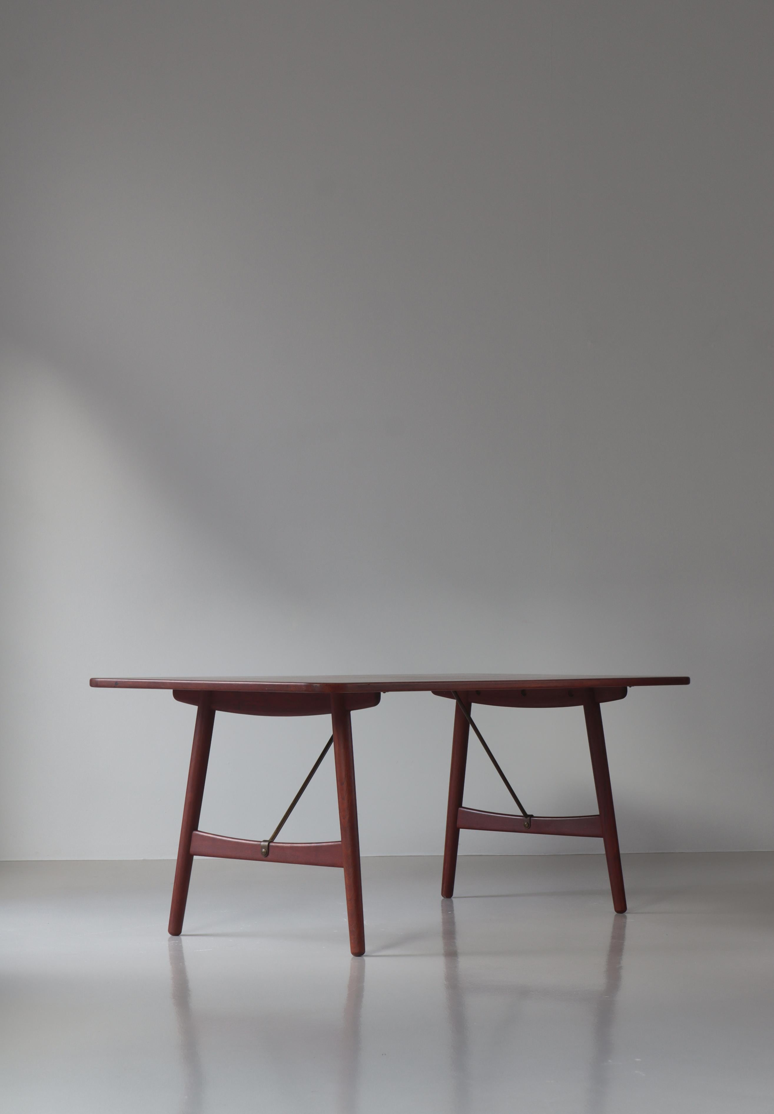 Danois Bureau / Table de salle à manger moderne danoise par Børge Mogensen en bois de teck et laiton, années 1950 en vente