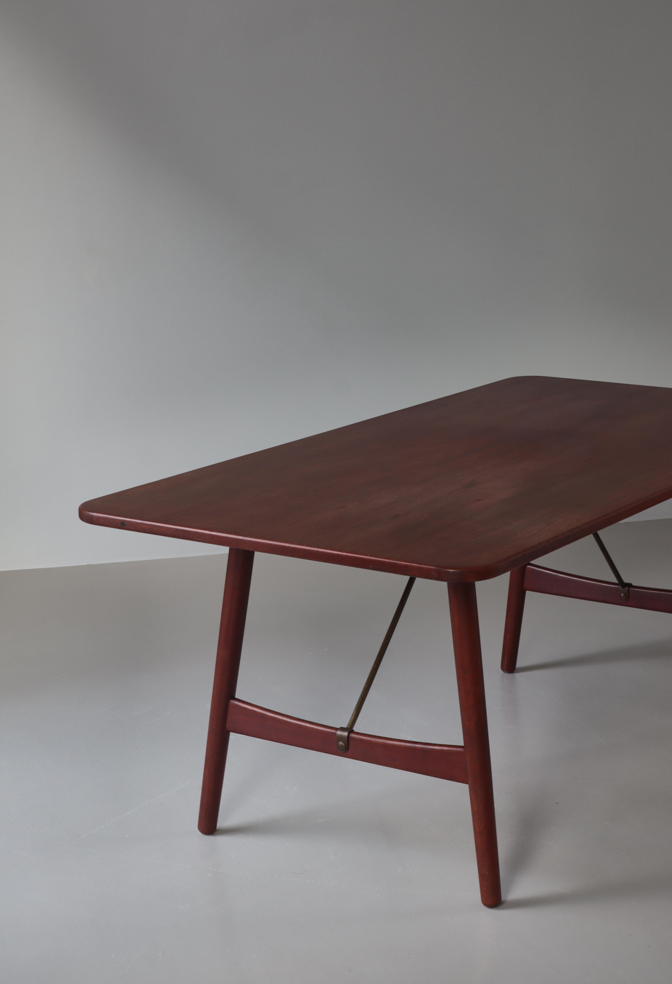 Bureau / Table de salle à manger moderne danoise par Børge Mogensen en bois de teck et laiton, années 1950 Bon état - En vente à Odense, DK