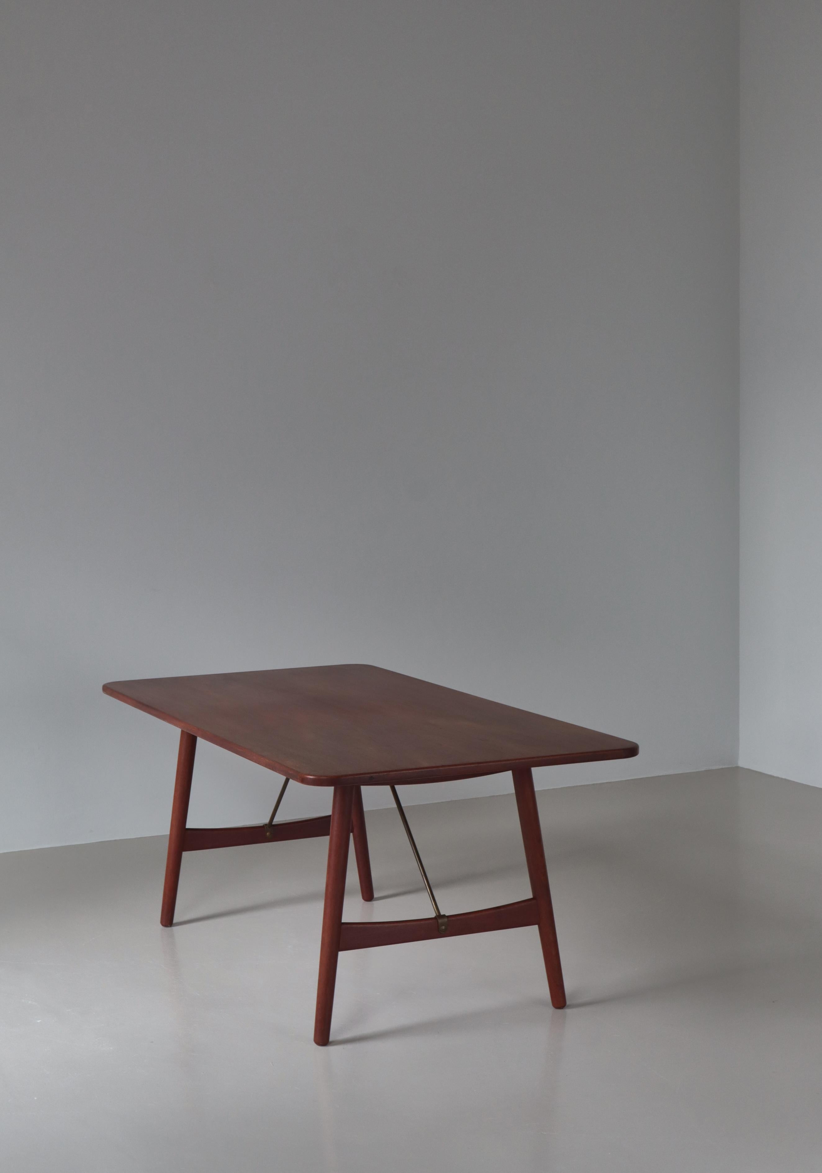 Teck Bureau / Table de salle à manger moderne danoise par Børge Mogensen en bois de teck et laiton, années 1950 en vente