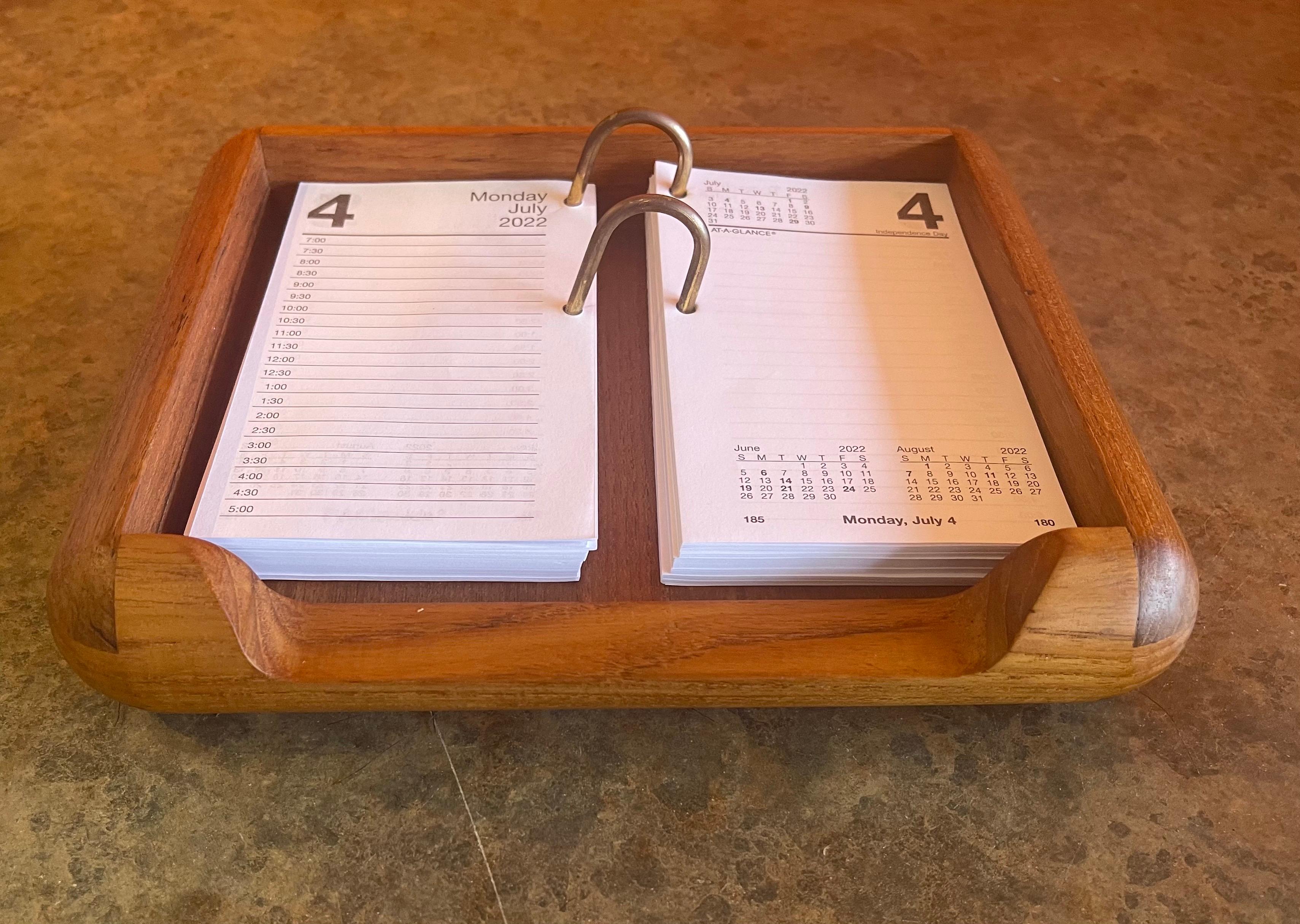 Danish Modern Desk Loose Leaf with 2022 Calendar in Teak In Good Condition For Sale In San Diego, CA