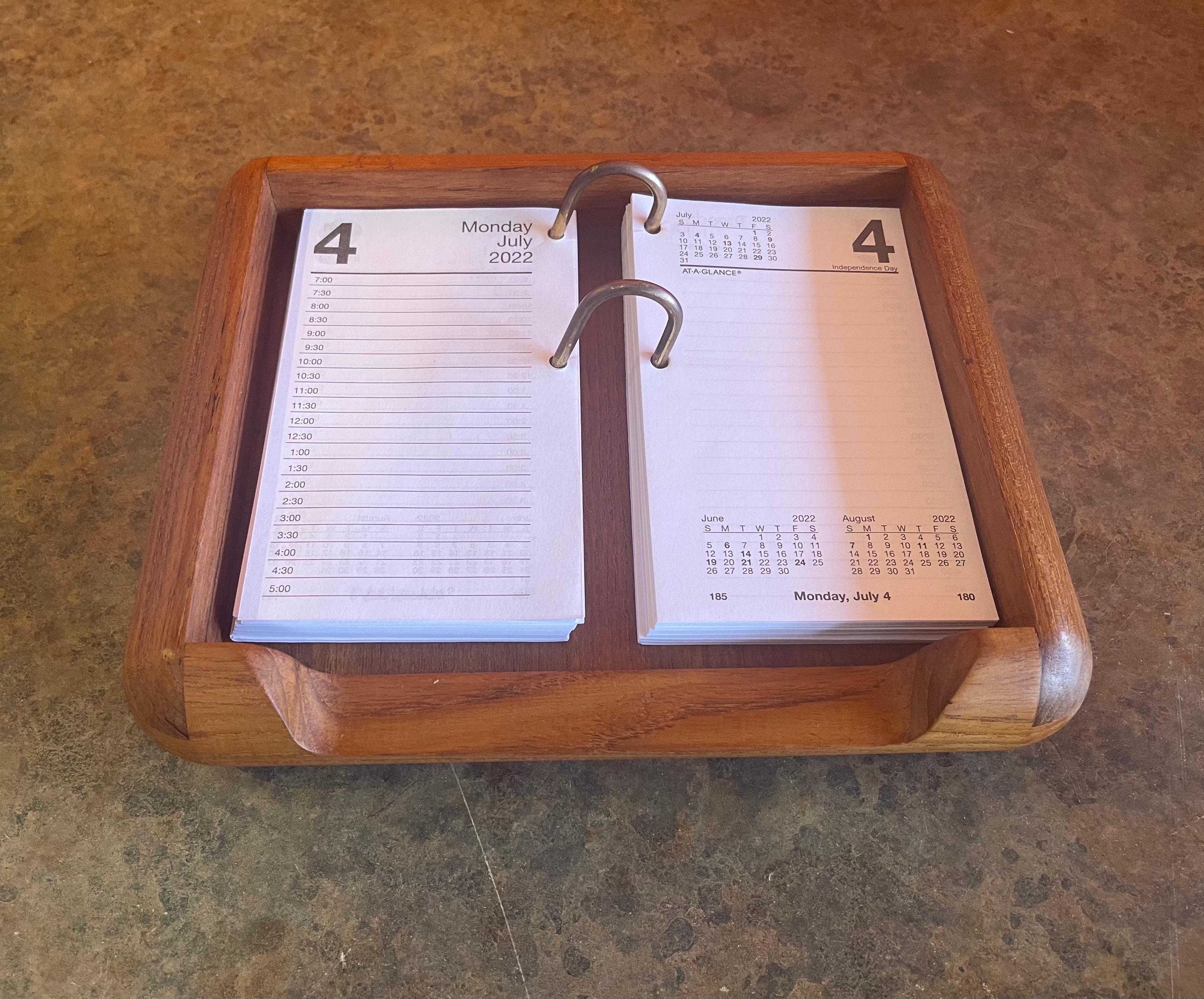 Scrivania moderna danese a fogli mobili con calendario 2022 in teak In condizioni buone in vendita a San Diego, CA