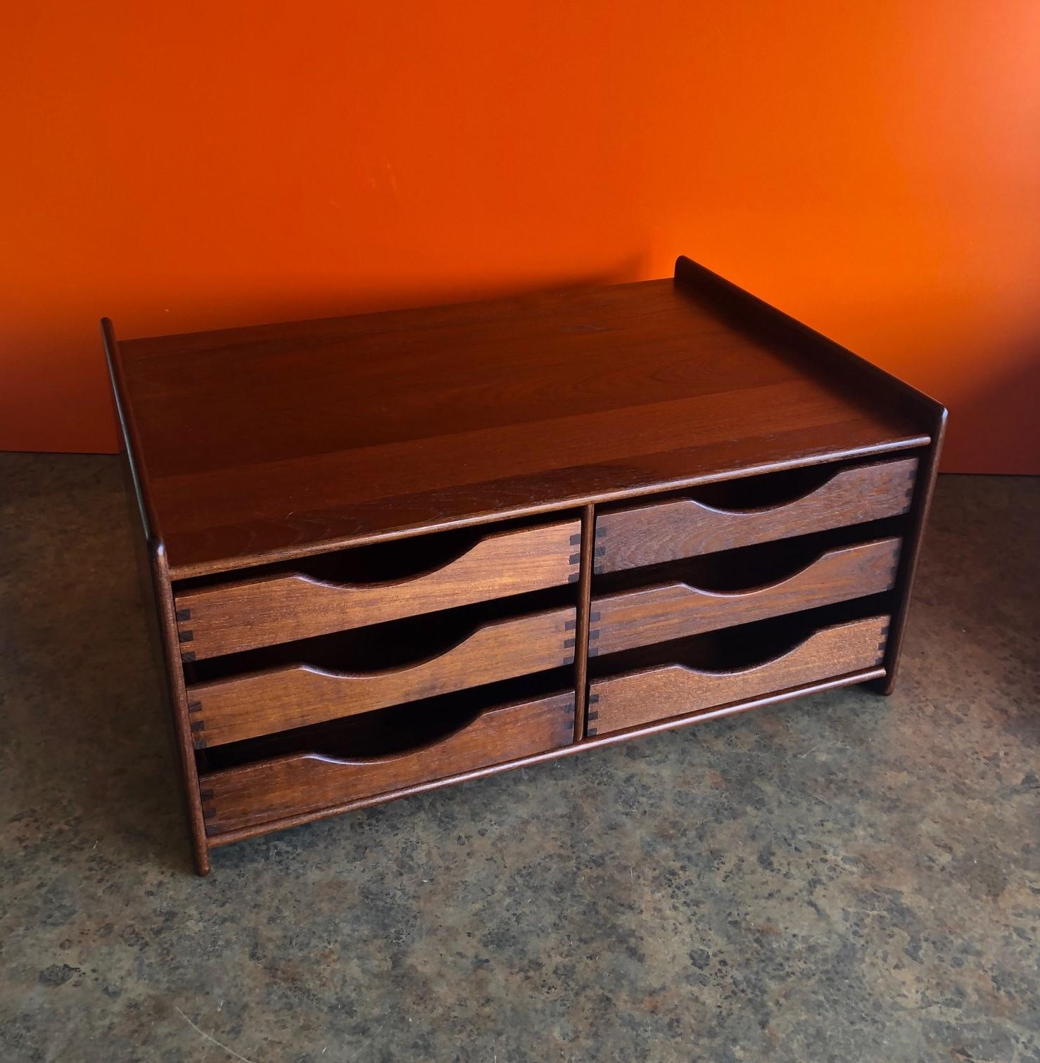 Very functional Danish modern teak desk organizer / 6-drawer letter tray by Nordisk Andels-Eksport, circa 1970s. The piece has 6 dovetailed letter drawers that can be removed from either side of the base and is in excellent condition. Very high