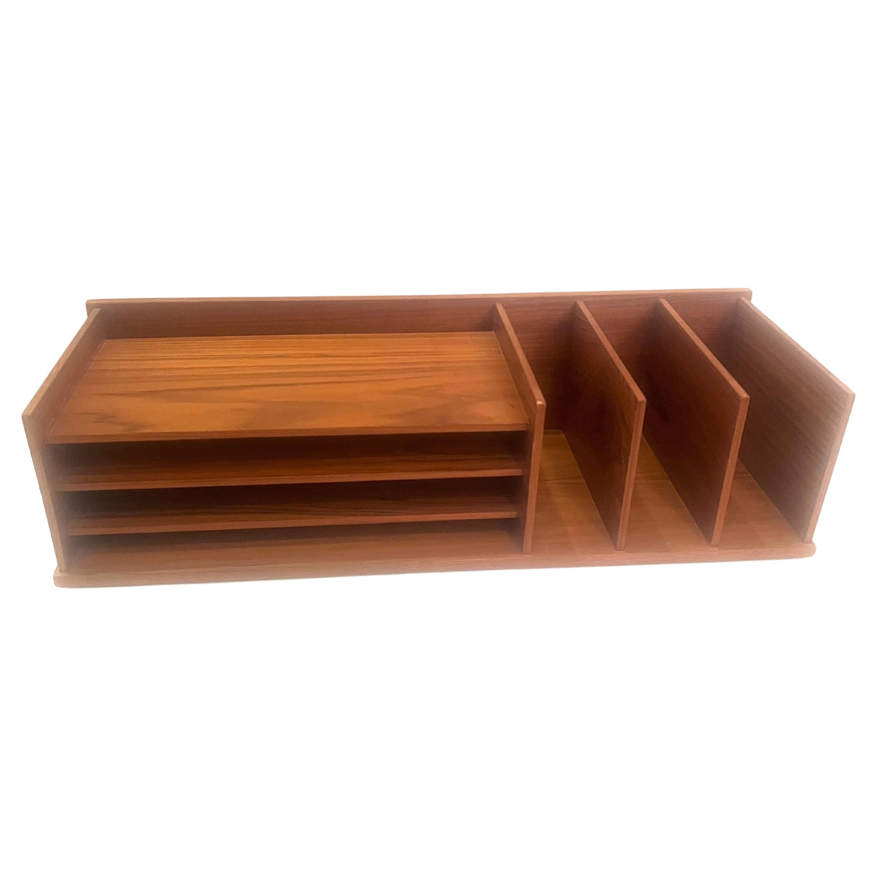 Organizzatore da scrivania o vassoio per lettere in teak danese moderno e molto funzionale di Georg Petersens Møbelfabrik, circa anni '70. Il pezzo è in ottime condizioni e misura 23,5