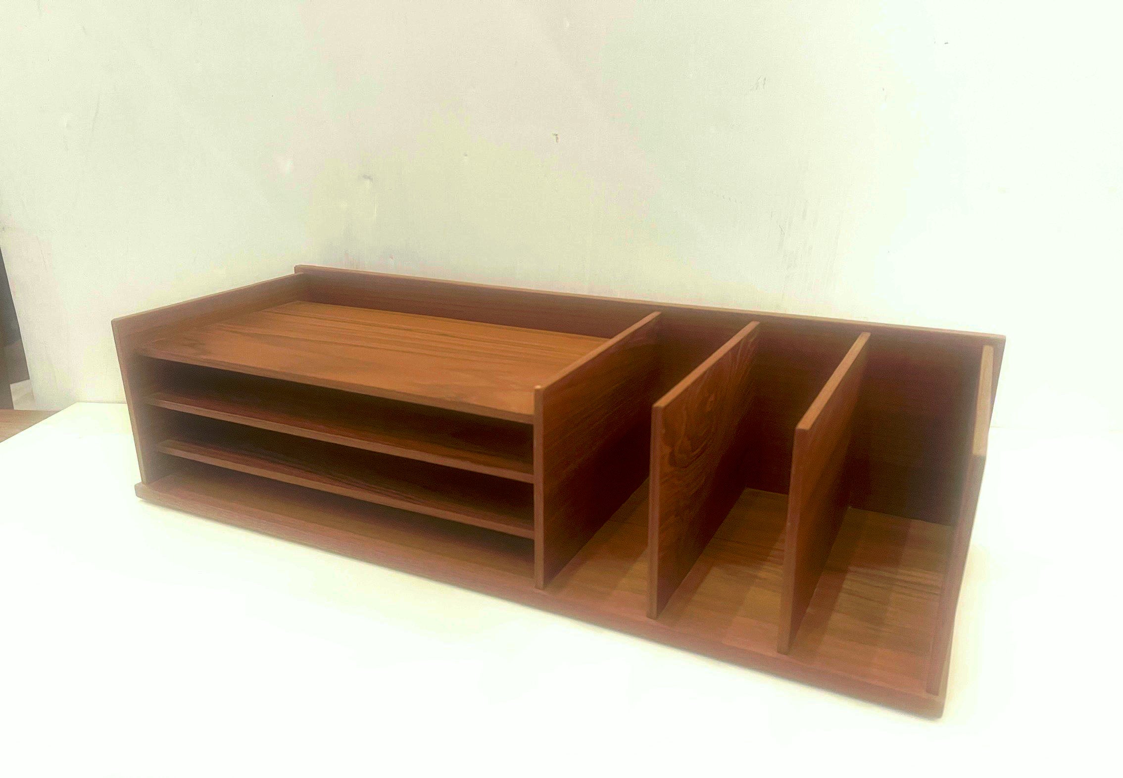 Mid-Century moderno Vassoio organizer da scrivania moderno danese in teak di Georg Petersens Møbelfabrik in vendita