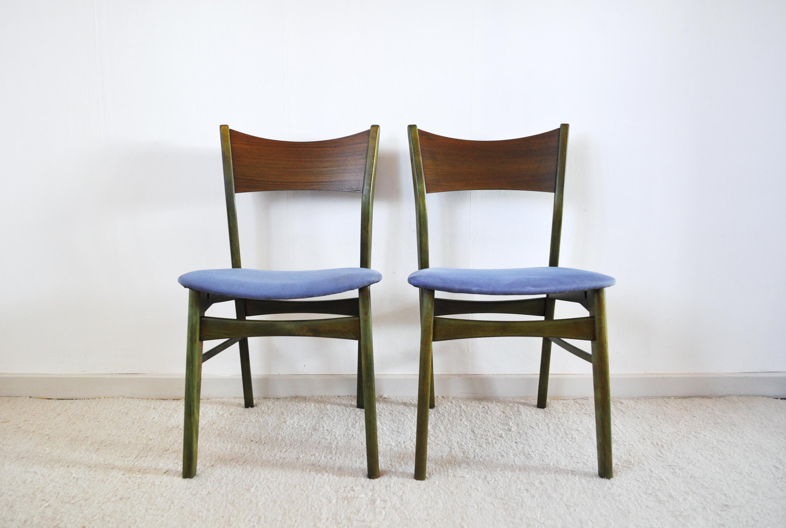 Two Danish modern dining chairs in teak and beech stained and vanished in an emerald color.
Signs of wear. Small repairs.